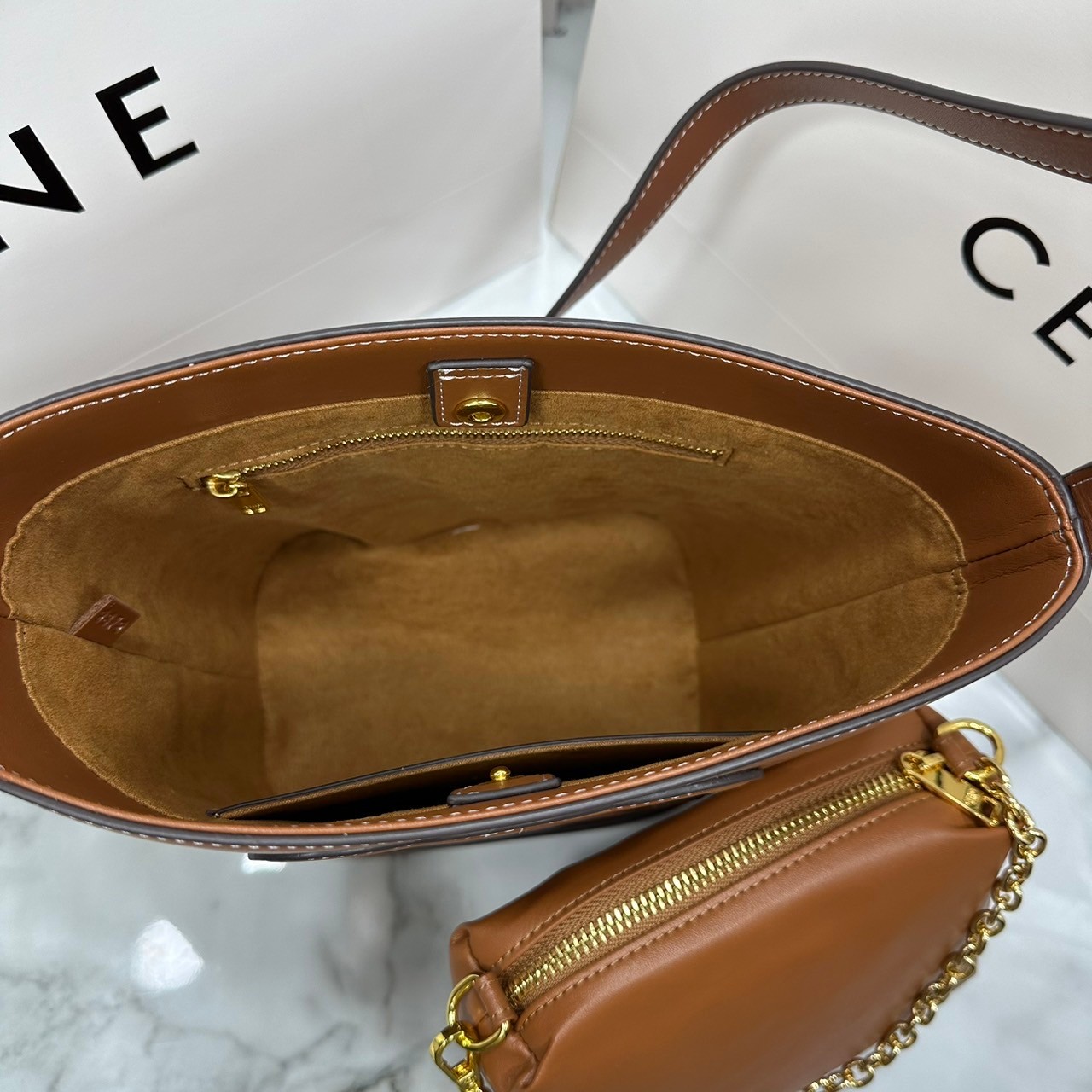 CELINE BUCKET CUIR TRIOMPHE bag in denim with full Triomphe กระเป๋าสะพายทรงบัคเก็ตเดนิม ปักลายแบรนด์สีขาวสวยโดดเด่น พิเศษพร้อมใบลูกสะดวกใช้งาน รุ่นฮิตข้ามปี งานสวยเรียบหรู ผู้ดีไปอีก