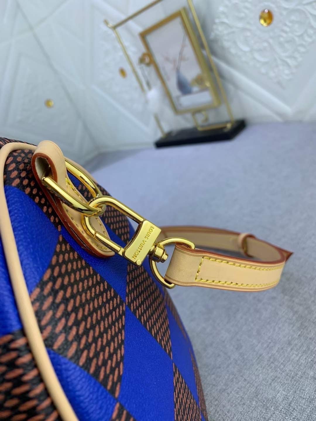 LV Speedy 25 Bandoulière Damier Pop กระเป๋าสะพายสปีดี้สีใหม่ Bleu ราพุ่งไปแล้ว หลังจากตะลิชถือ รีบจับจองนะคะ ล็อทหน้าราคาอับแน่นอนเลยค่า