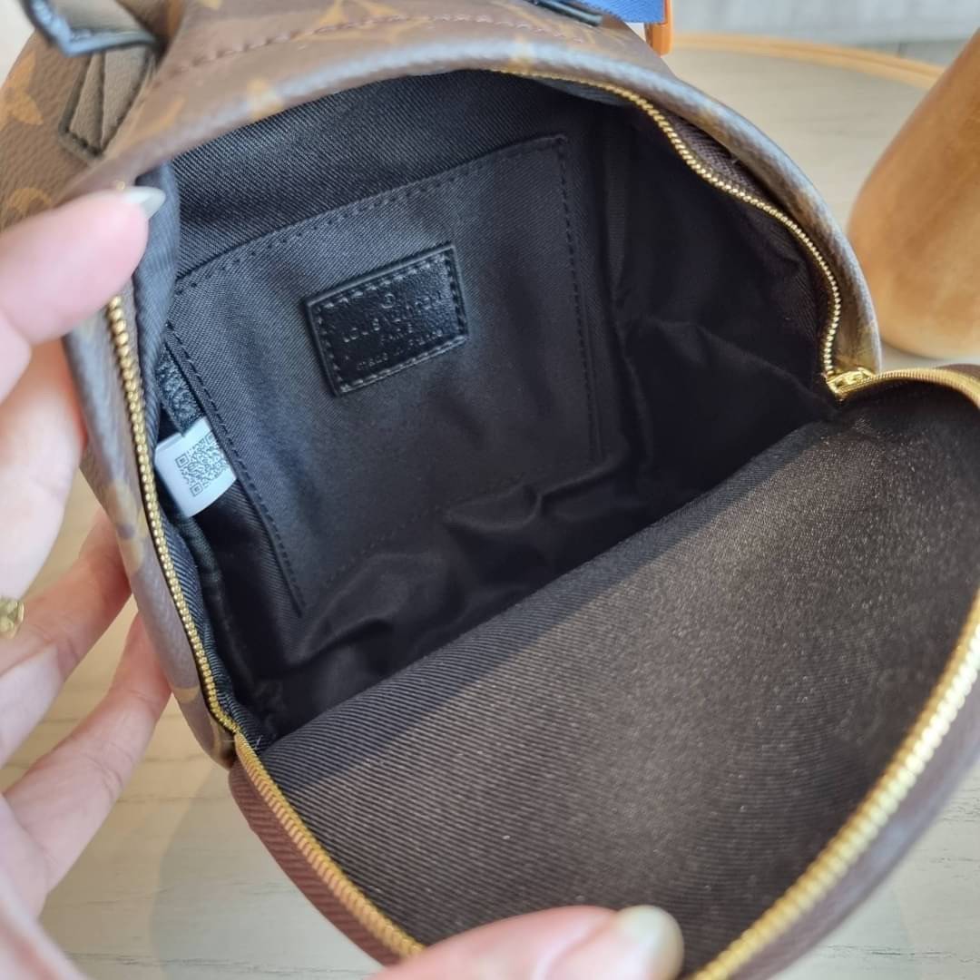 LV Backpack Size Mini | สายสะพายเล็ก ถอดได้ LV palm springs New in!! เข้าแล้วกับไอเท็มยอดฮิต หรูหราพร้อม box set สุดสวย ที่สุดของความคุ้มค่า LV palm springs กระเป๋าแบ็คแพ็ค มาให้เลือก 2 ไซส์ ขายดี วัสดุหนังแคนวาสคุณภาพดี มีช่องซิปแบ่งสัดส่วน ใบเล็กสายวะพา