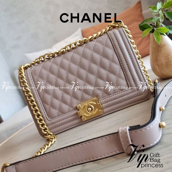 Chanel Boy 10" พร้อมส่งที่ไทย รุ่นสุดฮอต อะไหล่สีทองสุดหรู วัสดุหนังลายคาร์เวีย ทรงคลาสสิคที่สาวๆห้ามพลาด!! ในราคาสุดคุ้ม เปิด-ปิดกระเป๋าด้วยตัวล็อค ภายในโล่งกว้าง ไซส์ใหญ่ใส่ของได้เยอะ มีช่องแยกในกระเป๋า มาพร้อมสายสะพายโซ่สลับหนังรองบ่า (ถอดได้-ปรับ