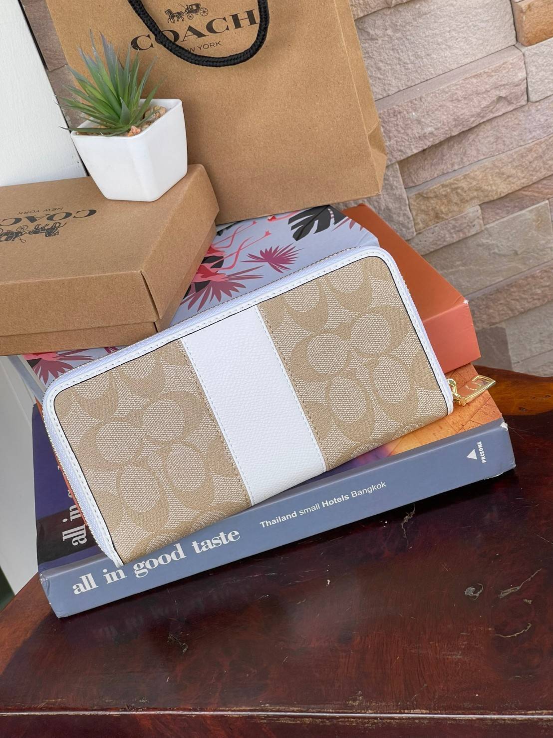 COACH F54630 ACCORDION ZIP WALLET IN SIGNATURE เป็นกระเป๋าสตางค์ที่เหมาะกับการใช้งาน นอกจากเพิ่มความมั่นใจแล้ว ยังทำให้ชีวิตของเราง่ายขึ้นอีกด้วย โดยการเปิดปิดแบบซิปรอบ สามารถใส่ธนบัตร เหรียญ บัตรต่างๆได้หลายใบเลยทีเดียว ขนาดของกระเป๋าสามารถถือแทนกระเป๋าค