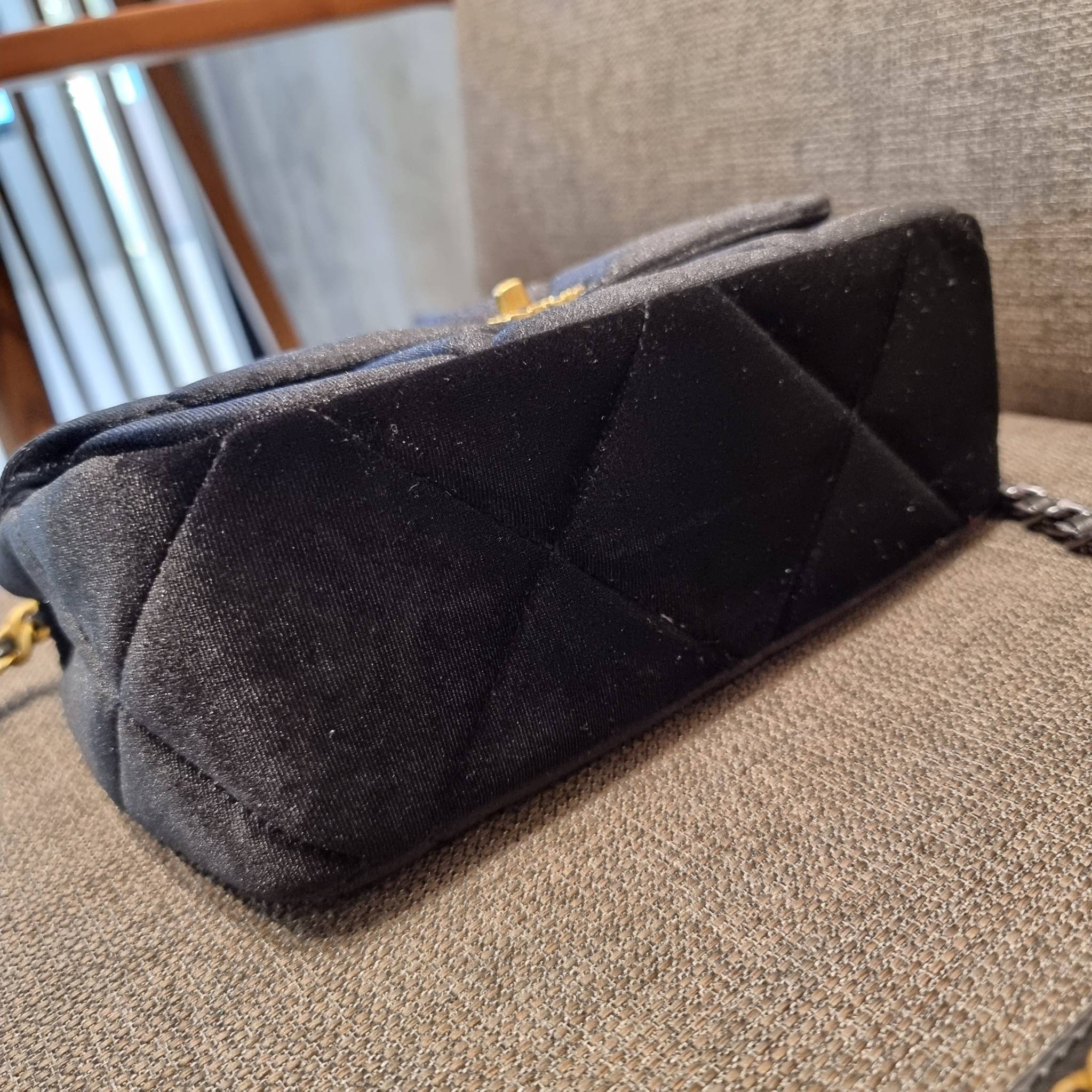 ไม่มองไม่เหลียวไม่ได้แล้ว!! ความหรูที่โดดเด่นจากผ้ากำมะหยี่ สร้างดีเทลผู้ดี ลูกคุณมากๆ Chanel vip boutique กระเป๋าสะพายจาก duty free ในราคาสุดประหยัด!! ดีไซน์เลิศ ตกแต่งด้วยโซ่ทูโทน ลงตัวแบบไม่มีที่ติ เปิด-ปิดด้วยตัวบิดล็อค ภายในโล่งกว้าง ใส่กระเป๋าสตางค์