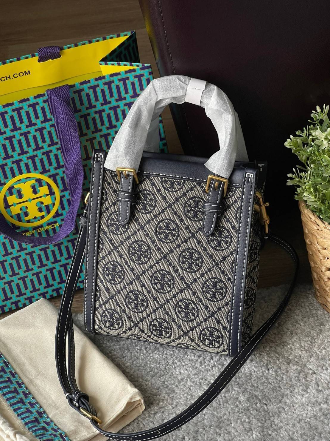 Tory burch t monogram jacquard mini tote ลวดลายT monogram ด้วยโลโก้สุดไอคอนนิคของแบรนด์ โดดเด่นด้วยกราฟฟิคและดีไซน์ ออกมาในหลายรูปแบบหลายคอลเลคชั่น แต่ละคอลเลคชั่นสวยหรูไม่แพ้กัน ทรงมินิโท้ท ขนาดกำลังดี ใช้งานง่าย ก็เป็นอีกหนึ่งรุ่นที่ทันยุคทันสมัยที่สาวๆ