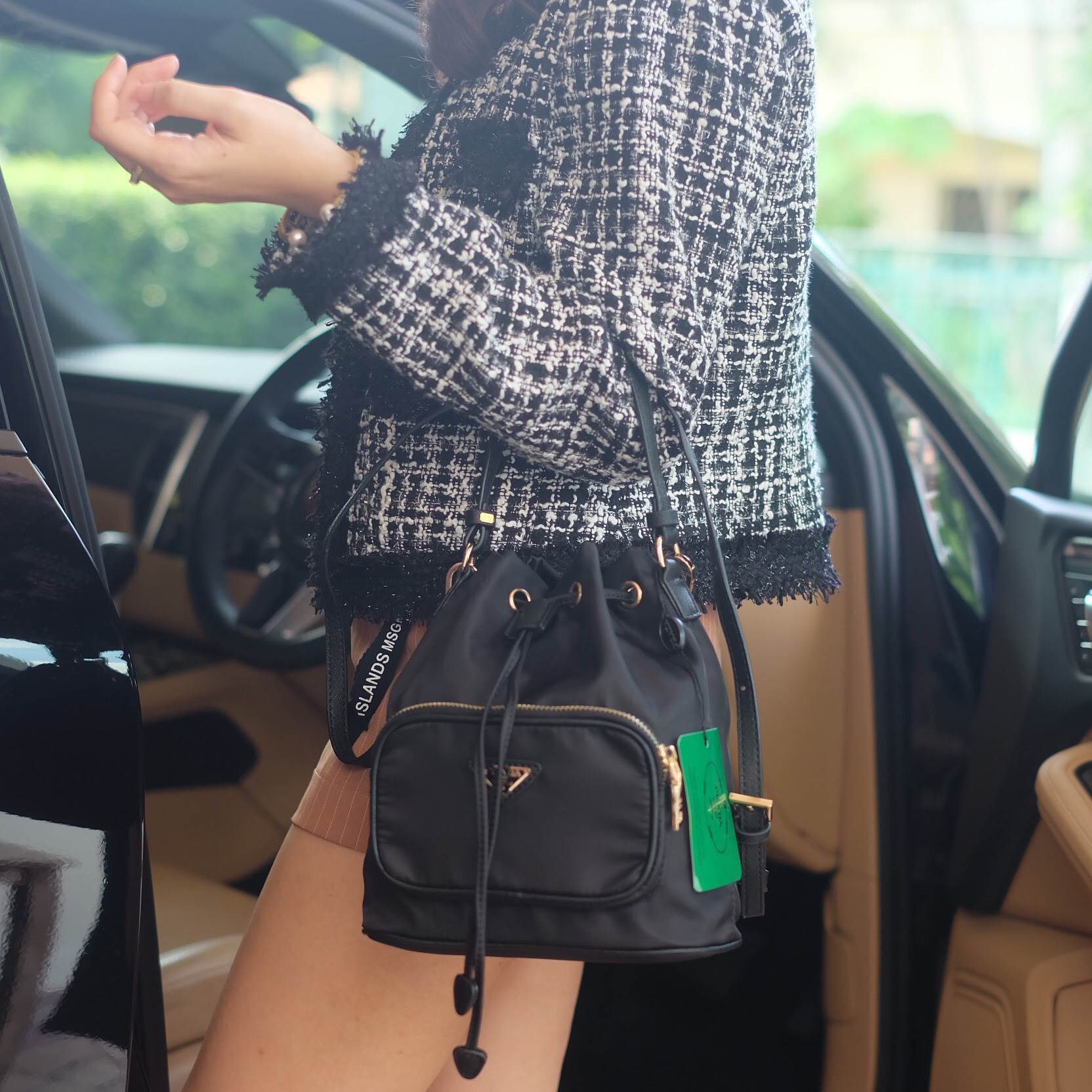 Best seller สินค้าเข้าใหม่ **งานพรีเมี่ยมกิ้ฟจากเคาเตอร์ต่างประเทศ กระเป๋า สวยๆ จาก แบรนด์ PRADA เป็นกระเป๋า ทรง bucket ใบสวยรุ่นหายาก ขนาดกำลังดี **เลิศมาก ใช้แล้วไฮโซ สวยเกินราคาแน่นอนคะ ภายในมีช่องแบ่งเก็บของอย่างดี ใบนี้ ห้ามพลาดเลย มาจำนวนจำกัดนะคะ