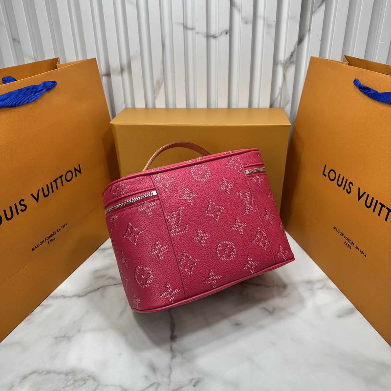ORI หนังแท้ | LV Vanity Monogram Heritage Nice Pink กระเป๋าเครื่องสำอางสุดหรู โทนสีใหม่ชมพูหวานสดใส ผสมความหรูและความน่ารักได้ลงตัว โดดเด่นด้วยลาย Monogram สุดไอคอนิก