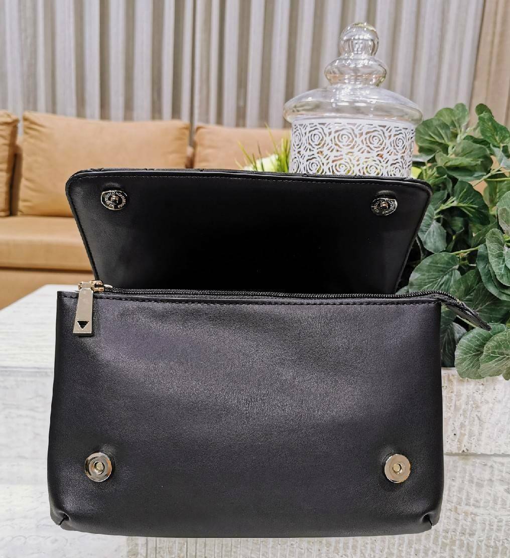 GUESS CROSSBODY BAG กระเป๋าสะพายรุ่นใหม่ล่าสุดทรงเหลี่ยมหนังนิ่มสวยเดินเส้นลายตารางอยู่ทรงด้านหน้าประดับโลโก้ GUESS สวยดูมีเปิดปิดด้วยฝาปิด ภายในมีช่องแบ่งสองช่องเป็นสัดส่วนใส่กระเป๋าสตางค์ใบยาว มือถือ ของจุกจิกได้เยอะ พร้อมสายสะพายโซ่ต่อหนังจะเลื่อนใช้สา