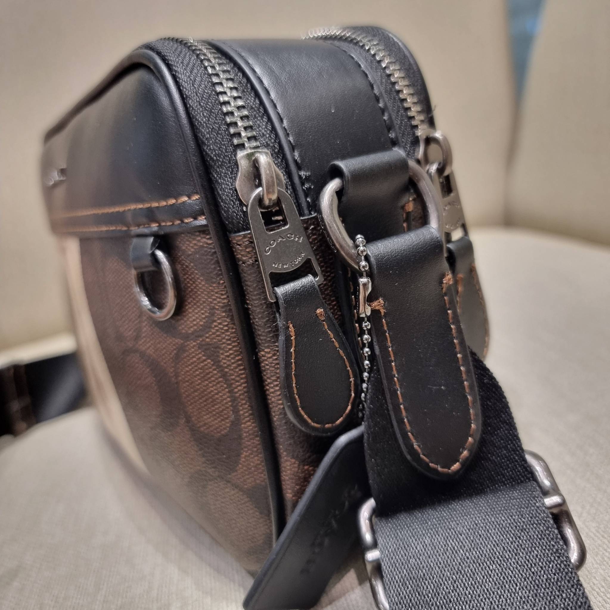 COACH GRAHAM CROSSBODY IN BLOCKED SIGNATURE CANVAS WITH VARSITY STRIPE C9965 อีกหนึ่งกระเป๋าครอสบอดี้รุ่นยอดฮิตสำหรับหนุ่มๆ ที่สาวๆก็ใช้ได้!! ดีไซน์ใหม่เพิ่มดีเทลความแพงไปอีก รูปทรงคลาสสิค ใช้งานสะดวก ง่ายต่อชีวิต วัสดุหนังแคนวาสเคลือบลายสลับหนังแท้ ด้านห