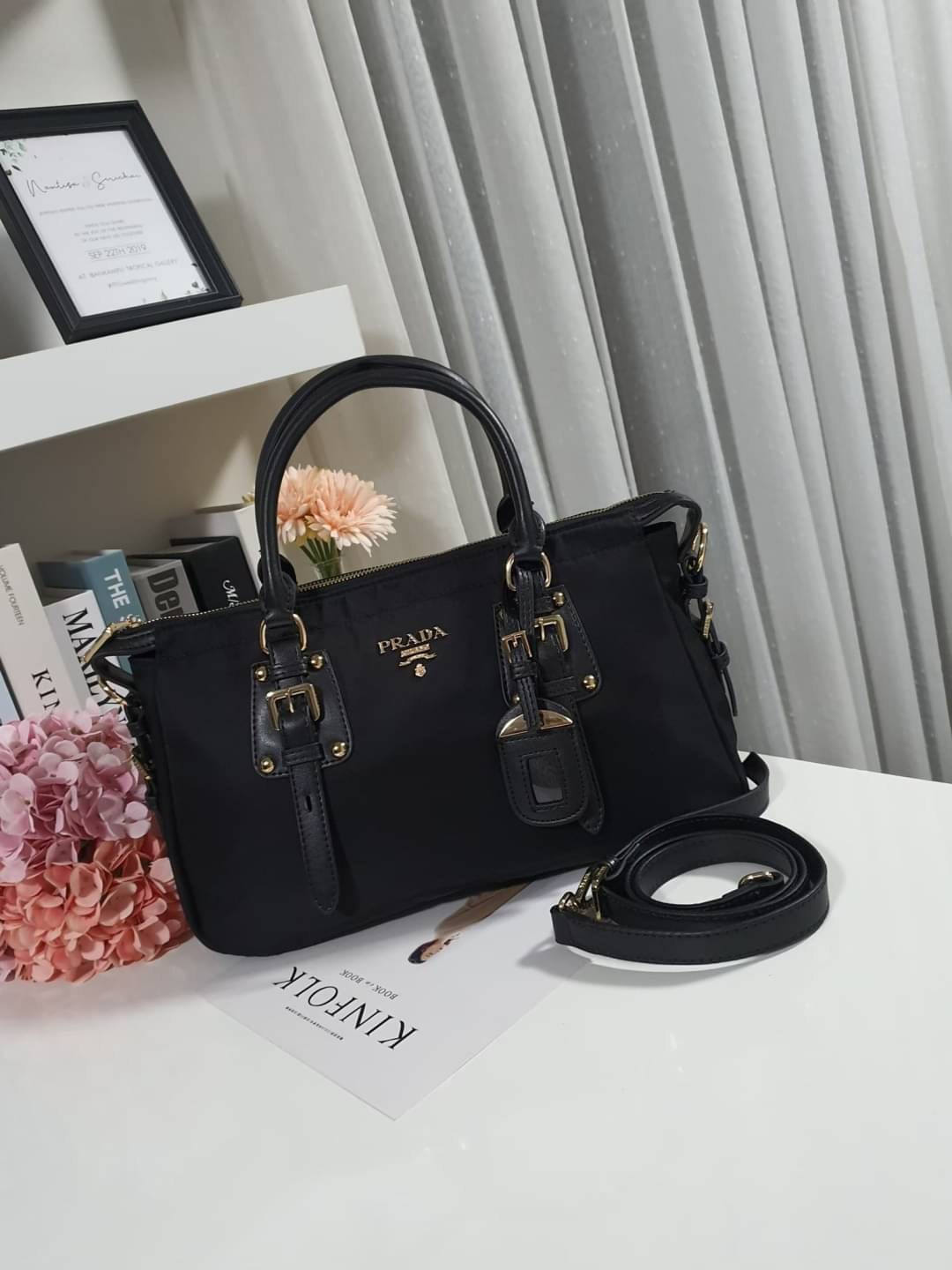 รุ่นยอดฮิต !!! ปังปุริเย่ 🎉🎉 กระเป๋าทรง HANDBAG จากงานพรีเมี่ยมกิ้ฟ จากเคาเตอร์ต่างประเทศ มาแล้วค่า กระเป๋าถือทรงหรู จากแบรนด์ PRADA เป็น กระเป๋าผ้าไนล่อน ตกแต่งรอบใบได้ **สวยมาก ด้านในมีช่องซิปและช่องใส่ของ เป็นสัดส่วน อะไหล่ทองหรู ขนาดกำ