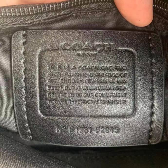 COACH EDGE CROSSBODY IN SIGNATURE CANVAS กระเป๋าสะพายครอสบอดี้ร์ วัสดุหนังแท้ หนังนิ่มอย่างดีค่ะ ด้านหน้ามีช่องซิปซ่อนให้หนึ่งช่อง เปิดปิดช่องหลักแบบซิปคู่ภายในกว้าง ใส่ของได้จุเลยนะคะ มีช่องซิปและช่องเล็กให้อีก2ช่อง;ด้านหลังกระเป๋าเป็นช่องโล่งใส่ของอีกช่