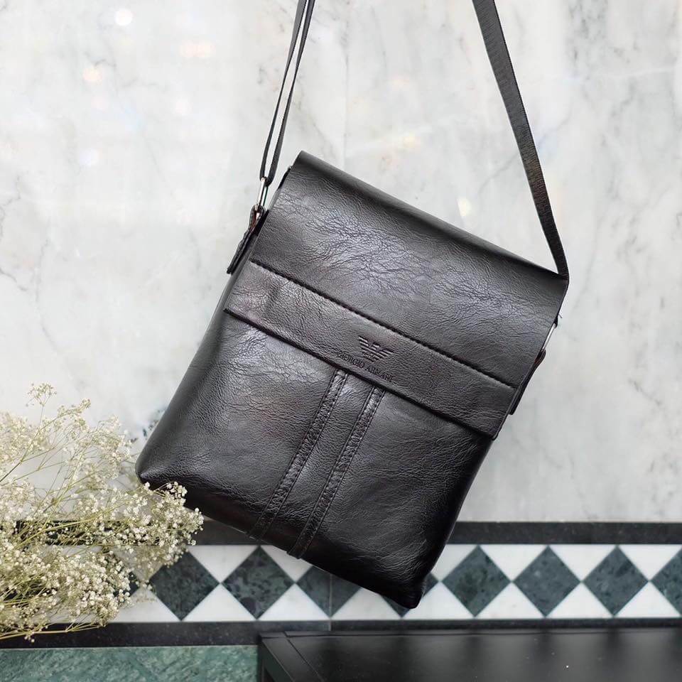 เอาใจหนุ่มๆบ้างค่า สำหรับ messenger bag หนังดี มากๆเลยน้า ลายหนังชัดสวย ใบนี้จากแบรนด์ ดัง Giorgio Armani ตัวกระเป๋าขนาดกำลังดีเลยคะ สีดำ คลาสสิค มีช่องแบ่งเก็บของหลายช่องเป็นสัดส่วนมากๆคะ น้ำหนักเบา จุของคุ้ม สายยาว ปรับได้ free size สามารถสะพาย cross bo