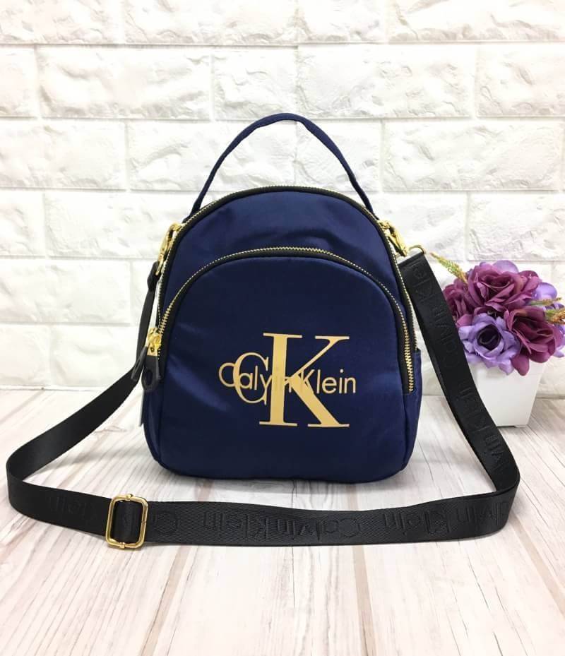 ใหม่ล่าสุด กระเป๋าเป้!!! ทรงน่ารักมากๆ จากแบรนด์ Calvin Klein รุ่นพิเศษ ช่องซิป 2 ช่องใหญ่ + สายยาวถอดได้ ปรับสะพายได้หลายรูปแบบค่า **จุดเด่นที่ ตัวกระเป๋าทำจากผ้าไนล่อนเนื้อดี สกรีนโลโก้แบรนด์ น้ำหนักเบามาก สายกระเป๋า ถอดปรับ สะพาย หลัง สะพายข้าง ลำตัว ห
