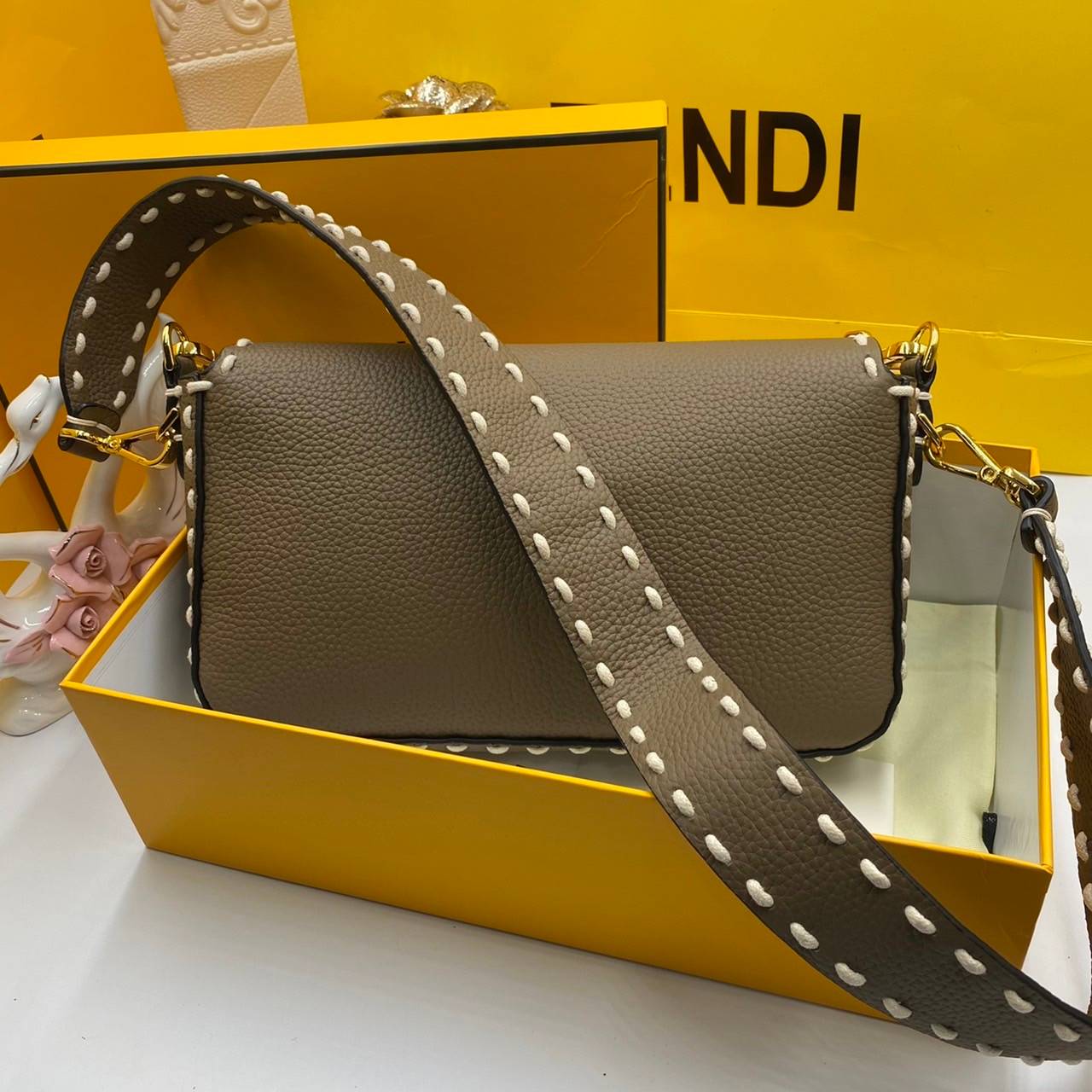 หนังแท้ Fendi Baguette full grain leather bag