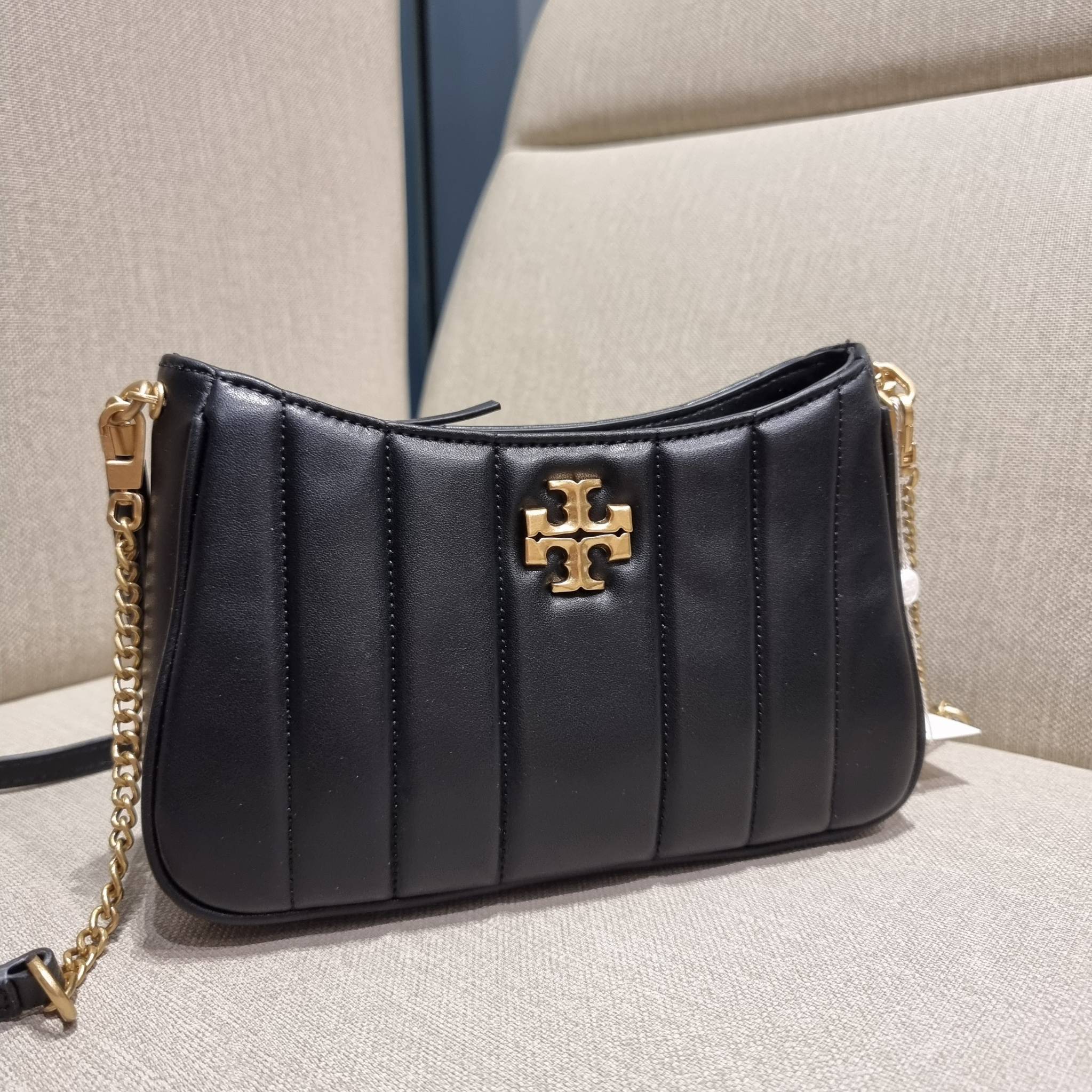 TORY BURCH KIRA MINI BAG กระเป๋าสะพายทรงพอช ง่ายต่อชีวิต!! ดีไซน์บุนวม เส้นคมสวยหรู วัสดุหนังแกะ สัมผัสดีงาม นิ่มมือ เปิด-ปิดด้วยซิป ภายในเป็นช่องโล่ง มีช่องใส่บัตร ใส่ของสำคัญได้ครบถ้วน มาพร้อมสายคล้องไหล่ในตัว และสายสะพายครอส ปรับได้ตามสะดวก ใบจริงสวยคม
