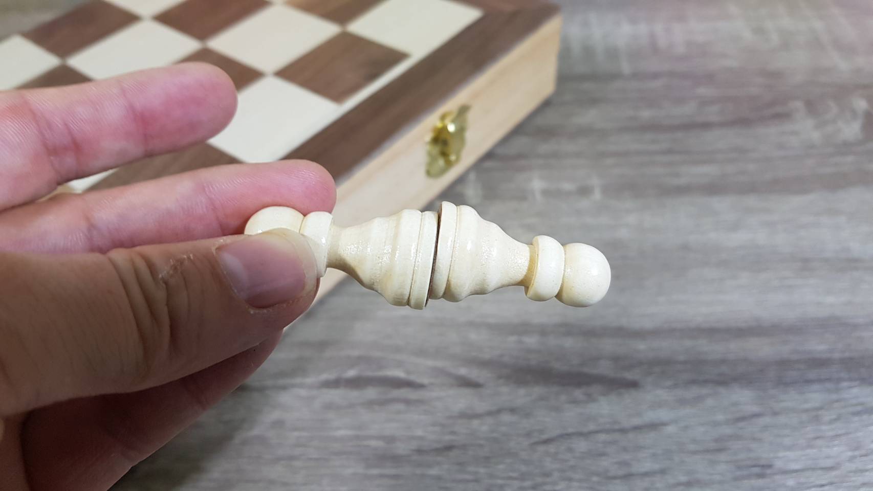 ชุดหมากรุกสากลแบบตัวไม้กระดานไม้และเป็นแม่เหล็กมีช่องเก็บหมากอย่างดี (ขนาดกระดาน39x39cm.)