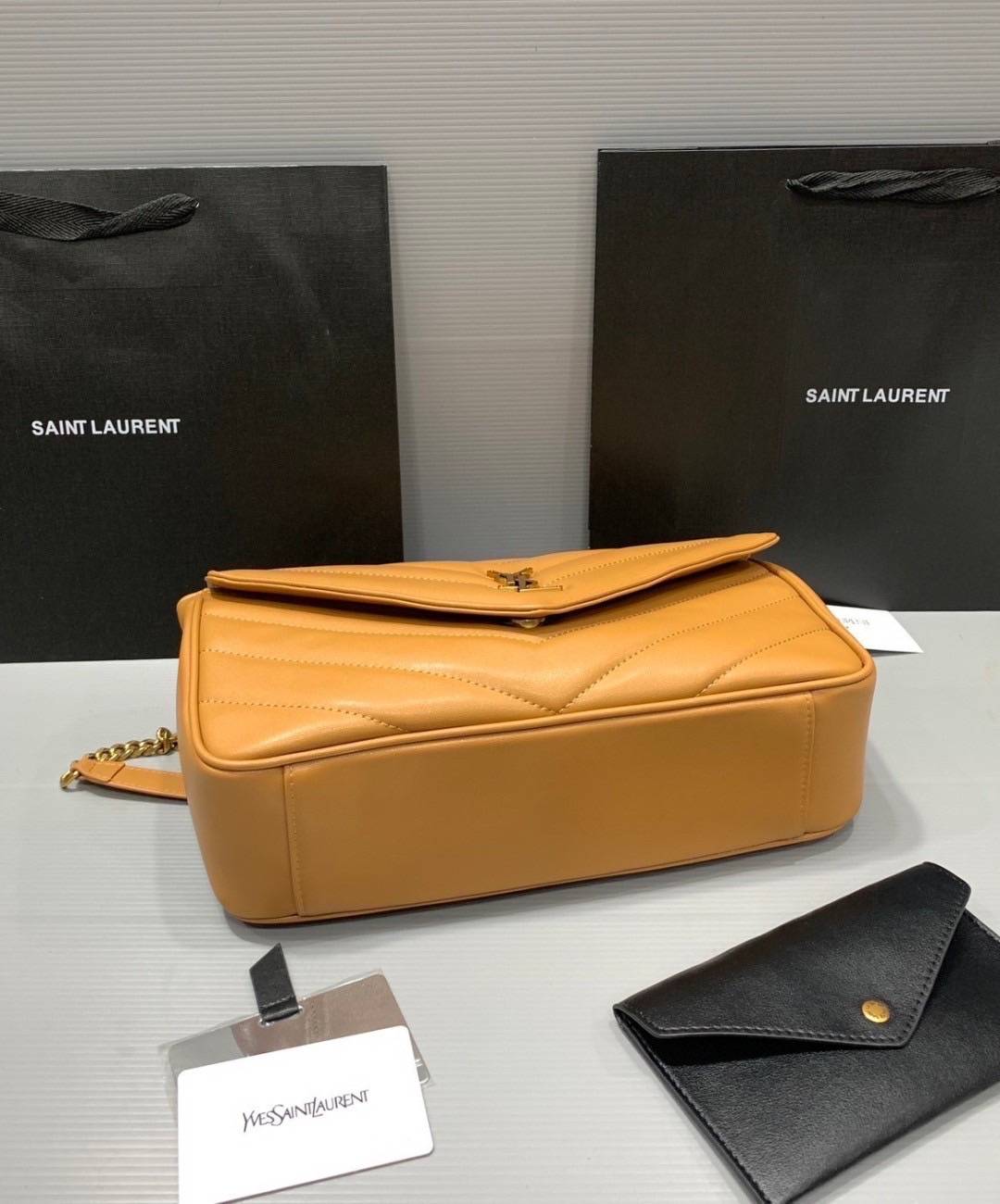 ORI | หนังแท้ 30cm YSL loulou medium in matelassé กระเป๋าสะพายทรงสวยคลาสสิค มาพร้อมใบเล็กใส่การ์ด งานหนังแท้สมผัสนุ่มมือตะเข็บเย็บลายเชฟรอนสวยเป็นเอกลัษณ์ ด้วยดีไซน์เรียบหรู ใช้ได้บ่อยไม่มีเบื่อ