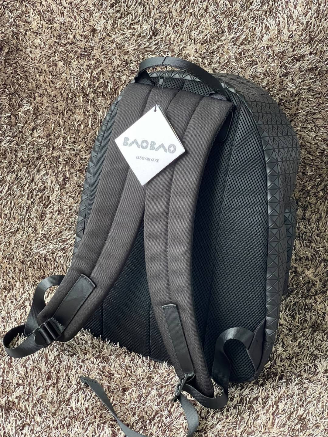 Bao Bao Issey Miyake Daypack geometric backpack กระเป๋าเป้ทรงคลาสสิก รองรับน้ำหนักได้ดี เหมาะกับการเดินทาง เป้สะพายหลังรุ่น Daypack One-Tone Backpack มาในรูปทรงกระเป๋าเป้สุดคลาสสิก โดดเด่นด้วยการออกแบบที่เป็นเอกลักษณ์ วัสดุสามเหลี่ยมขนาดเล็กพิเศษ ได้กลิ่น