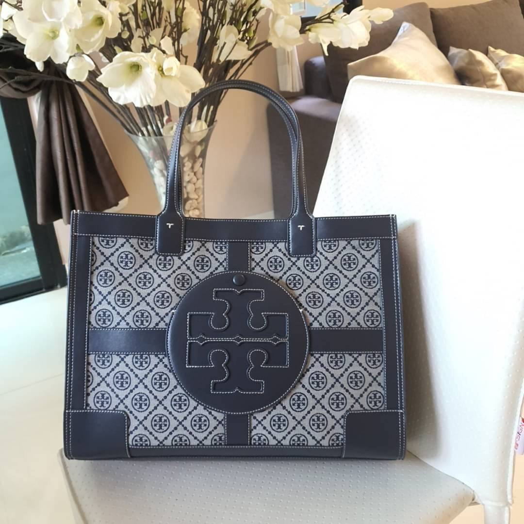 OUTTLET 】TORY BURCH TOTE BAG วัสดุ CANVAS ทั้งใบตัดด้วยหนังแท้สี NAVY ตัวกระเป๋าตั้งอยู่ทรงสวย แต่งโลโก้แบรนด์ด้านหน้า ด้านข้างมีกระดุม สามารถขยายทรงได้ ด้านในเปิดปิดด้วยกระดุมแม่เหล็ก ช่องกว้างหลักหนึ่งช่องและช่องซิปอีกช่อง สามารถใส่กระเป๋าสตางค์ยาว สมุด