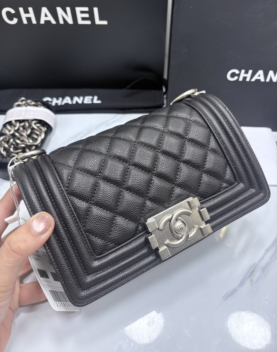 ORI หนังแท้ | CHANEL Boy 20cm shoulder bag กระเป๋าสะพายรุ่นยอดนิยมสุดคลาสสิคตลอดกาล หรูหราระดับตำนาน สวยงามเหนือกาลเวลา ขนาดเล็กน่ารัก ไม่ว่าเวลาจะผ่านไปเเค่ไหนก็ไม่เคย Out เรียบ หรู คลาสสิค ผู้ดี ไฮโซที่แท้ทรูสวยมากค่ะ