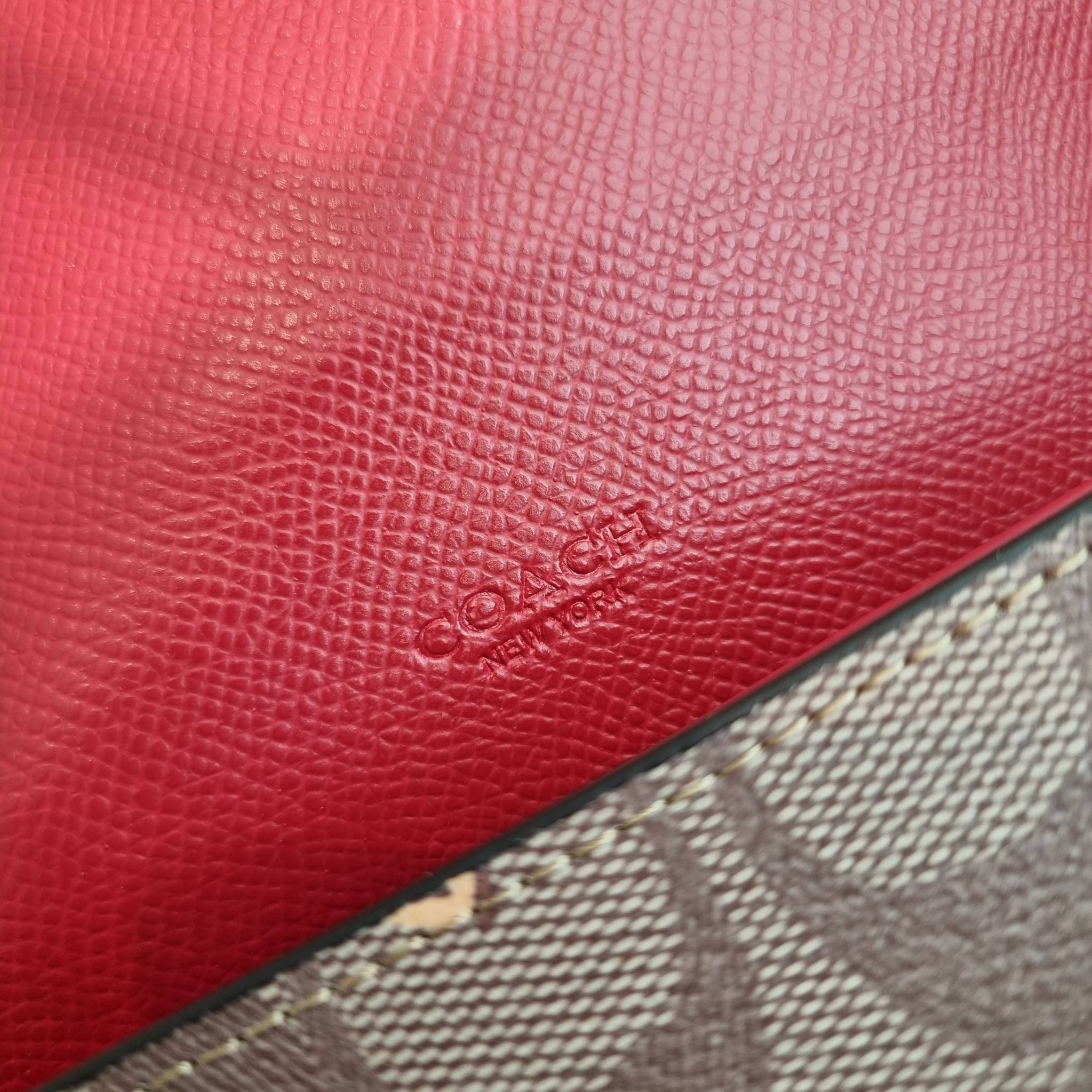 OUTLET 】COACH F31562 SLIM ENVELOPE WALLET IN SIGNATURE CANVAS WITH CHERRY PRINT คอลเลคชั่นใหม่ล่าสุด ต้อนรับนิวเยียร์ไปเลย!! 🍒🎊 กระเป๋าสตางค์รุ่นขายดี ทรงจดหมายรุ่นฝาพับ ดีไซน์ลายเชอร์รี่ น่ารักสดใส วัสดุหนังแคนวาสเคลือบลาย ภายในใส่มือถือไ