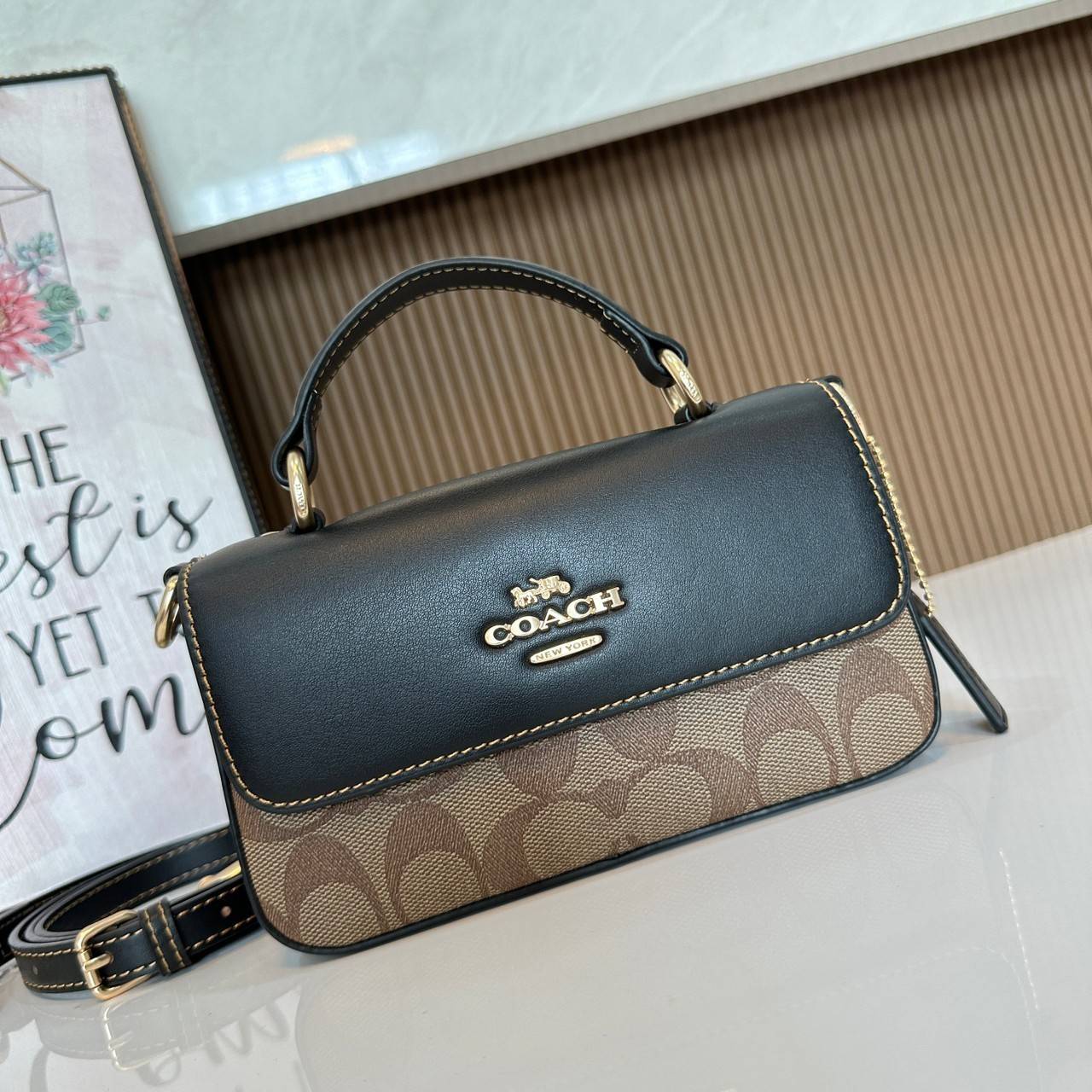 Coach Mini Josie Top Handle Crossbody In Blocked Signature Canvas (cc340) ใหม่ล่าสุด กระเป๋าสะพายหรือถือใบเล็กกระทัดรัด วัสดุหนังตัดขอบหนังแท้ ภายในช่องโล่งกว้างสามารถใส่โทรศัพท์ iPhonePro max ได้ มีช่องใส่บัตรเครดิต 2 ช่อง เปิดปิดด้วนกระดุมแป๊ก ซับในผ้า 