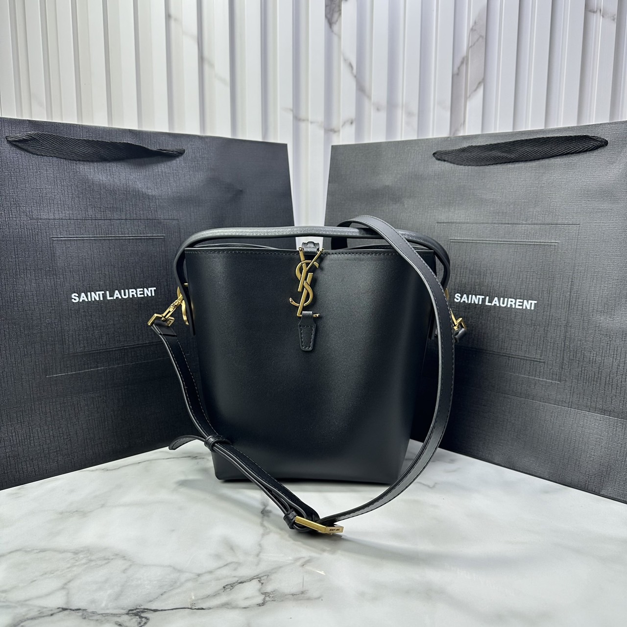 Small 6" YSL Le 37 in shiny leather Hobo Bag / YSL Bucket Bag / YSL Tote Bag กระเป๋าสะพายทรงโฮโบโท้ท งานหนังสวยเต็มใบ อะไหล่ทองสวยคลาสสิก ราคาแสนดีแนะนำของมันต้องมีจริงๆ