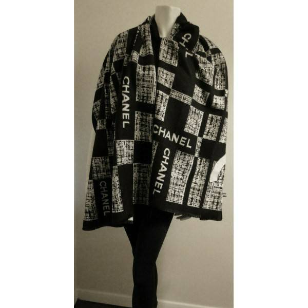 Chanel Shawl Wrap Scarf (With Box) พลาดไม่ได้กับของขวัญสำหรับเทศกาลดีๆที่กำลังจะมาถึง ส่งมอบความรู้สึกดีๆให้กับคนที่คุณรัก ด้วยผ้าพันคอ หรือ ผ้าคลุมจากแบรนด์ดัง ด้วยเนื้อผ้าแบบcashmereที่ถักทอแบบเนื้อละเอียด จึงทำให้นุ่มน่าสัมผัส ให้ความอบอุ่นได้ดี ไม่ว่า