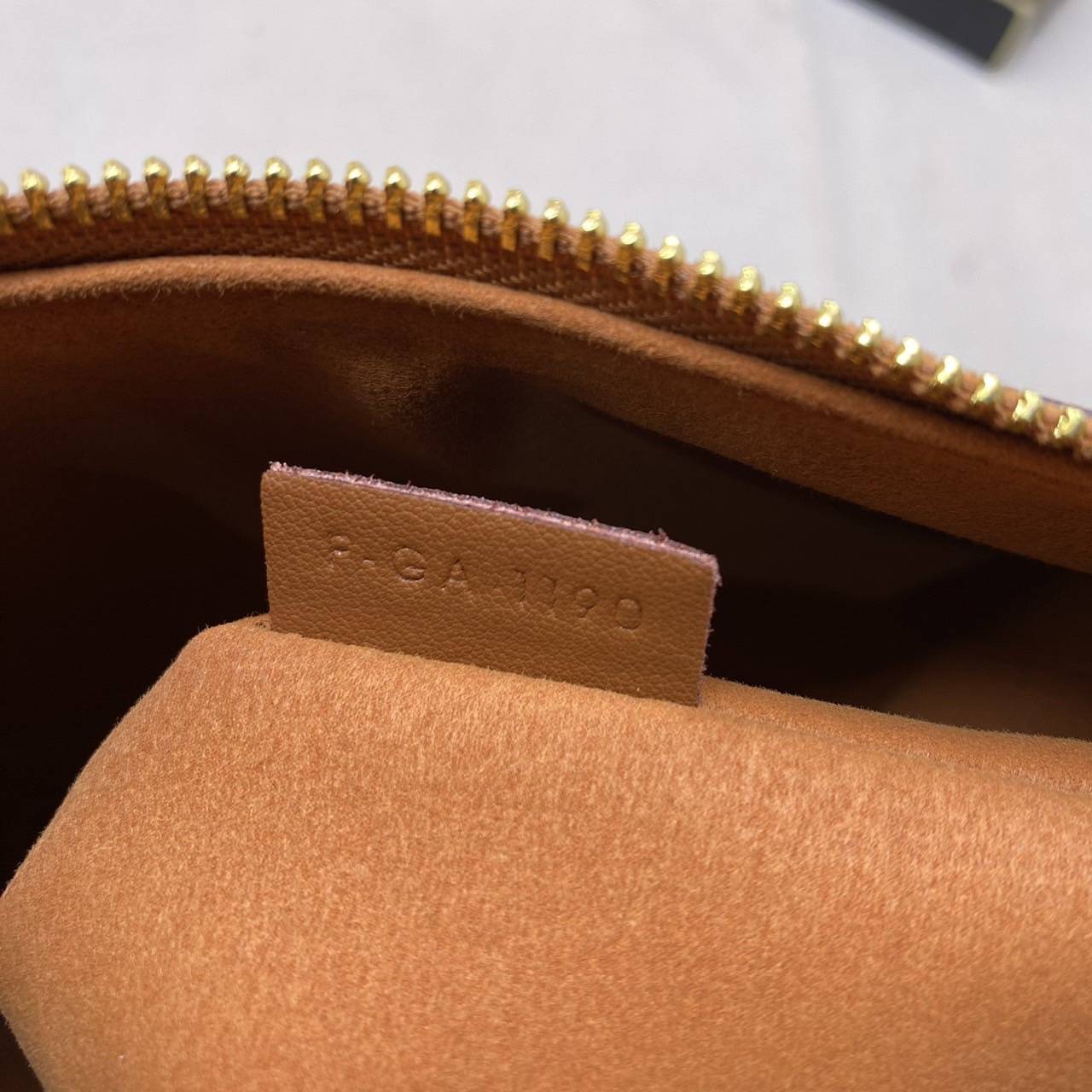 CELINE HOBO / CELINE HELOISE BAG IN SUPPLE CALFSKIN ไปตามตาลิซกัน ^^ เดอะเบสท์เซลเลอร์ต้องยกให้ กับกระเป๋าสะพาย ฟังก์ชั่นสุดเลิศ จุของได้เยอะ