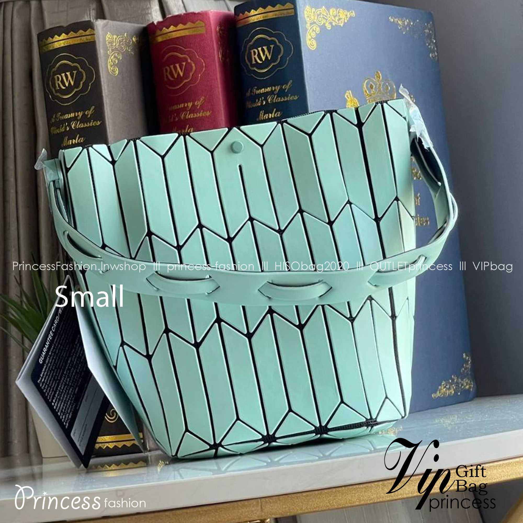 small : BAO BAO ISSEY MIYAKE SMALL BUCKET เป็นกระเป๋าบัคเก็ตขนาดเล็กสามารถใช้ใส่กระเป๋าสตางค์และโทรศัพท์มือถือได้ ซีรีย์ใหม่นี้มีจุดเด่นที่แผ่นรูปทรงสี่เหลี่ยมด้านขนานในแนวตั้ง เกิดเป็นรูปทรงสามมิติ