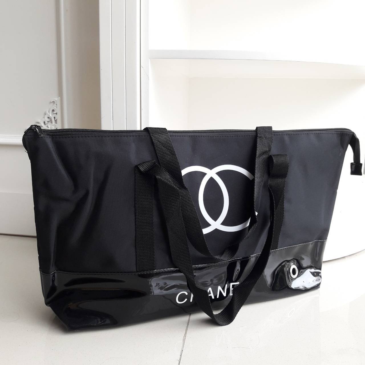 งานพรีเมี่ยมกิ้ฟ จากเคาเตอร์ต่างประเทศนะคะ 🎄🎄 New! กระเป๋าใบใหญ่ทรง Tote จากแบรนด์ Chanel VIP gift Bag ของแท้ 100% ทำจากผ้าหนา Polyester ฐานล่างกระเป๋าทำจากหนังแก้วผิวมันเงา สวยหรู สกรีนโลโก้ชาแนลหน้าหลัง หัวซิปปั้มโลโก้ ด้านในเป็นช่องกว้า