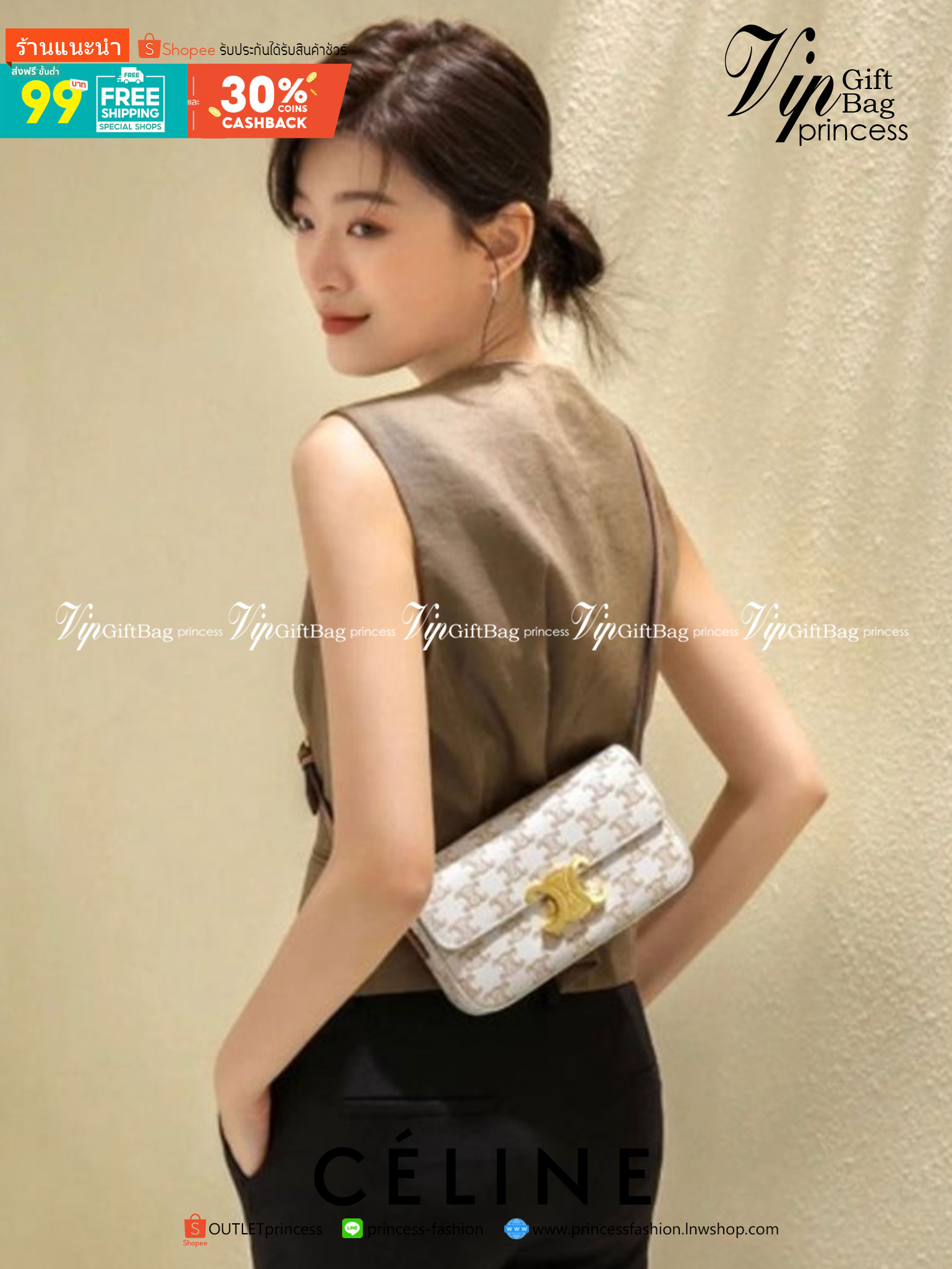 VIP 】CELINE TRIOMPHE SHOULDER BAG IN TRIOMPHE อีกหนึ่งผลงานการออกแบบของ Hedi Slimane ที่ได้ดึงเอาเอกลักษณ์ต่าง ๆ ของ CELINE ออกมาและทำการตีความหมายใหม่จนได้กระเป๋าเรียบหรูและดูทันสมัย ให้คุณเลือกสะพายในชีวิตประจำวันเข้ากับการแต่งตัวสบาย ๆ หรือจะสะพายออกงา