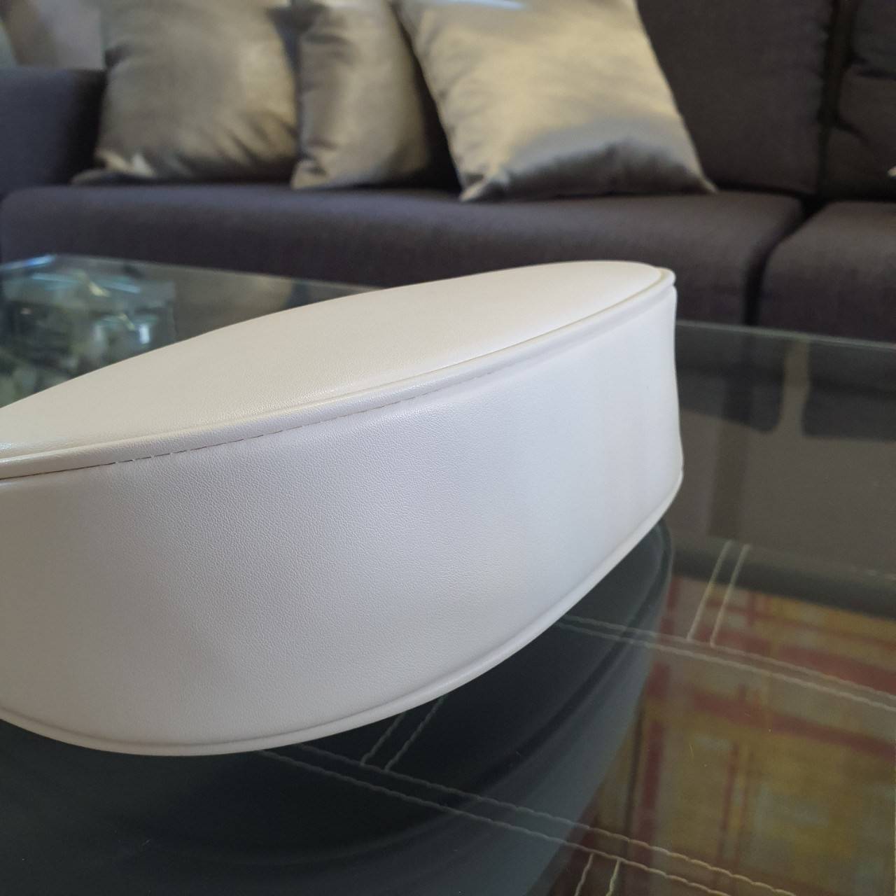 CELINE SHOULDER BAG VIP GIFT WITH PURCHASE (GWP) AVA BAG IN SMOOTH CALFSKIN พรีเมี่ยมกิ๊ฟ Limited Edition จาก CELINE HAUTE PARFUME DUTYFREE COUNTER วัสดุหนังสังเคราะห์เรียบสวย ดีไซน์สวยหรูฮิตสุดในเกาหลี! หนังสวยอยู่ทรงกันน้ำ เปิดปิดด้วยซิปแบรนด์ ภายในโล่ง