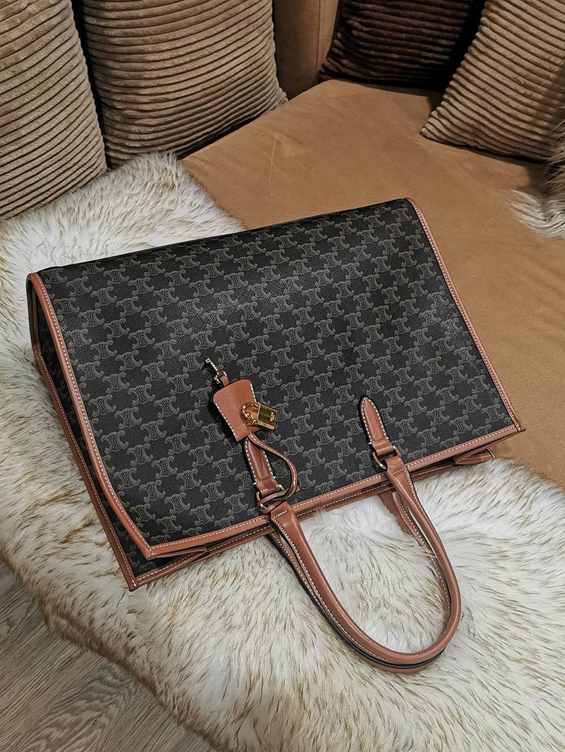 VIP 】CELINE LARGE TOTE BAG VIP GIFT WITH PURCHASE (GWP) กระเป๋าพรีเมี่ยมกิ๊ฟ Limited จาก CELINE HAUTE PARFUME DUTYFREE COUNTER วัสดุ TRIOMPHE CANVAS หนังแท้สวยอยู่ทรงดีไซน์หรูคลาสสิค มาพร้อมTAGสายหนังห้อยกุญแจทอง ภายในโล่งกว้างมีช่องซิป หัวซิปแบรนด์ สามาร