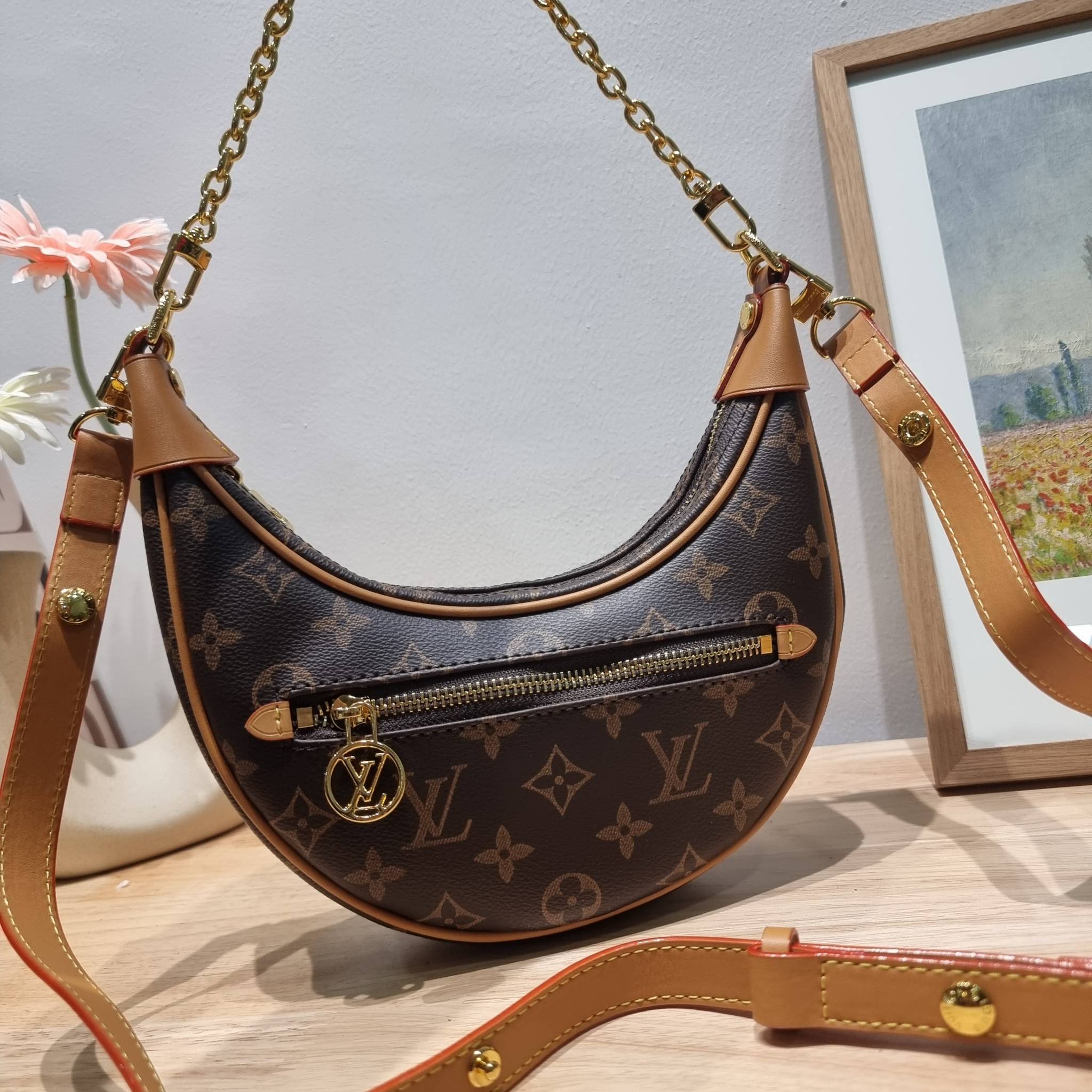 LV loop bag New in!! กับ box set ชวนสะสม ที่จับเอารุ่นยอดฮิต มามิกซ์รวมกับไอเท็มสุดคุ้มของมันต้องมี!! จัดเรียงให้อยู่ในกล่องสุดหรู ไม่ว่าจะตัวกระเป๋า กระเป๋าสตางค์ กระเป๋าจิ๋ว ใบไหนๆก็นำมาใช้งานได้จริง คุ้มค่ามากๆ แถมฟรี! ริบบิ้นลายลิมิเต็ด รวมรวบไว้ให้ได