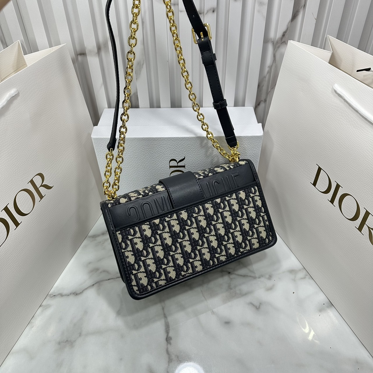 DIOR 30 Montaigne bag Oblique jacquard fabric in blue กระเป๋าสะพายรูปดีไซน์สุดคลาสสิกและสง่างาม หรูหราตามเอกลักษณ์แบรนด์ เกรดท็อปไฮเอน 1:1 ใช้งานต่างประเทศได้