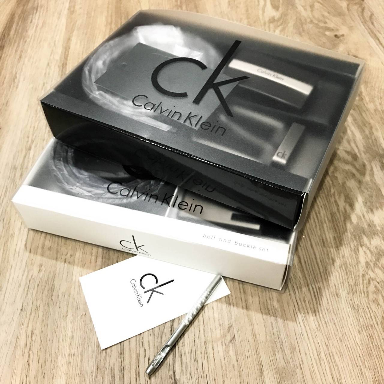 ห้ามพลาด! เซทสุดคุ้ม! ซื้อ1ได้ถึง2! CALVIN KLEIN REAL LEATHER BELT VALUE PACK Limited Edition เข็มขัดหนังแท้ พร้อมหัวเข็มขัด2แบบคุณภาพดีตามแบบฉบับของแบรนด์ สายเข็มขัดสามารถกลับด้านใช้ได้ทั้งสีดำและสีน้ำตาลเหมือนมี2เส้น2หัวสลับใช้ได้ไม่จำเจ มาพร้อมถุงกระดา