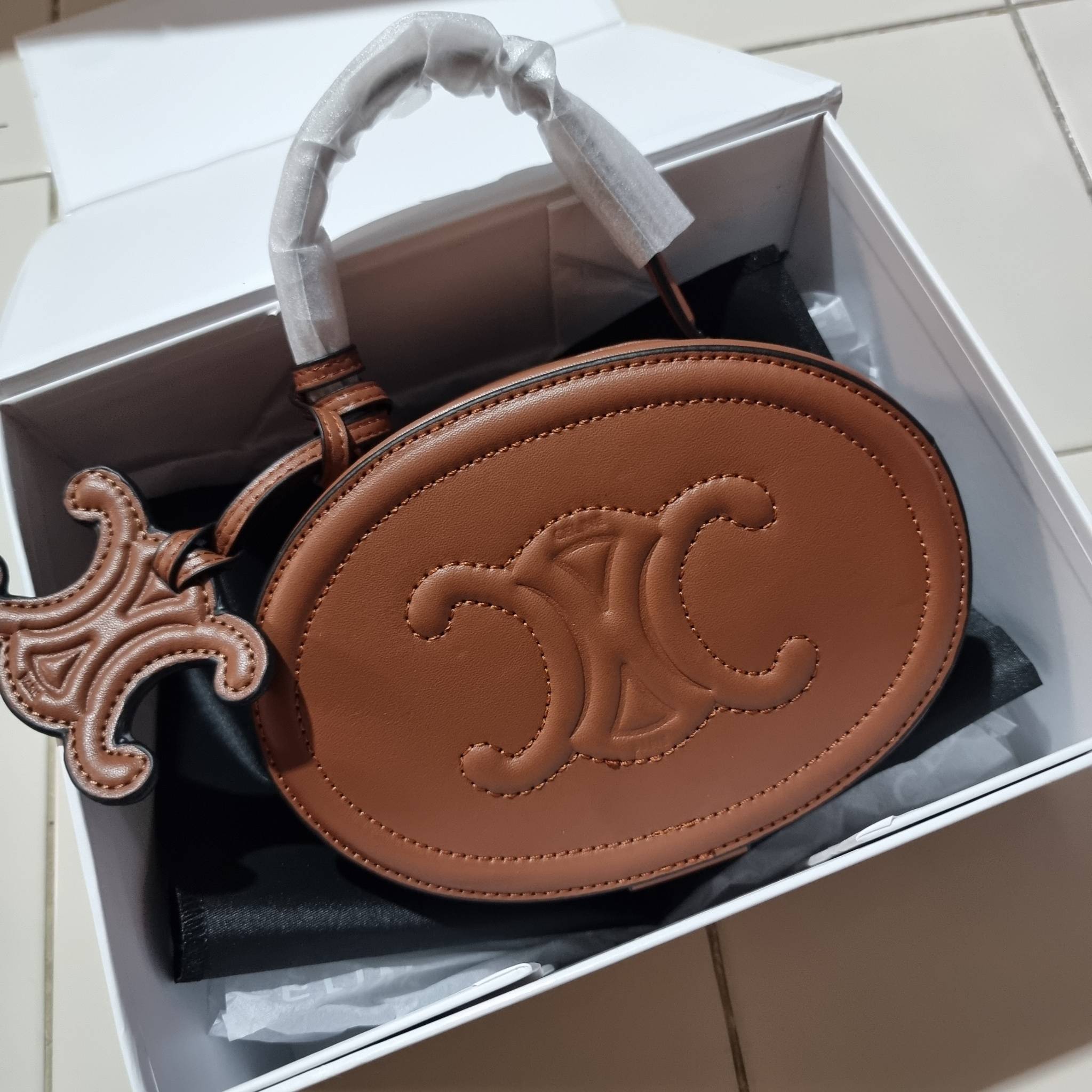 VIP 🥂 CELINE OVAL MINAUDIERE CUIR TRIOMPHE น้องน่ารักม้ากกกก!! น่ารักตะโกนไปเลย!! กับกระเป๋าทรง oval รุ่นแรร์ไอเท็ม ที่หายาก และ sold out ไปหลายรอบ!! น้องใบกะทัดรัด สำหรับสาวๆที่ชอบพกพกของแบบง่ายๆ ให้ชีวิตไม่ยุ่งยาก คล้องแขนใช้งานเก๋ๆ วัสดุหนังสัง
