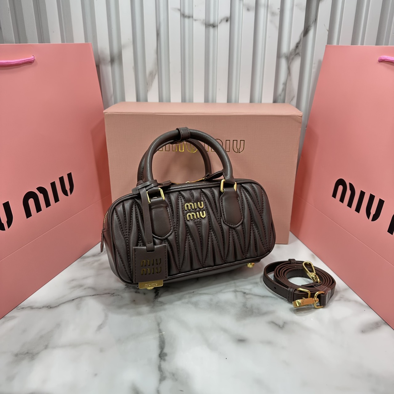 ORI หนังแท้ | MIU MIU Arcadie matelassé nappa leather bag Small 22cm กระเป๋าสะพายทรงโฮโบลุคลูกคุณหรูหราด้วยดีไซน์จับจีบนูนลวดลายสามมิติซับซ้อนเป็นเอกลักษณ์ น่ารักๆเก๋ๆ สวยดูแพง หูจับในตัวง่ายและสะดวกพกพา