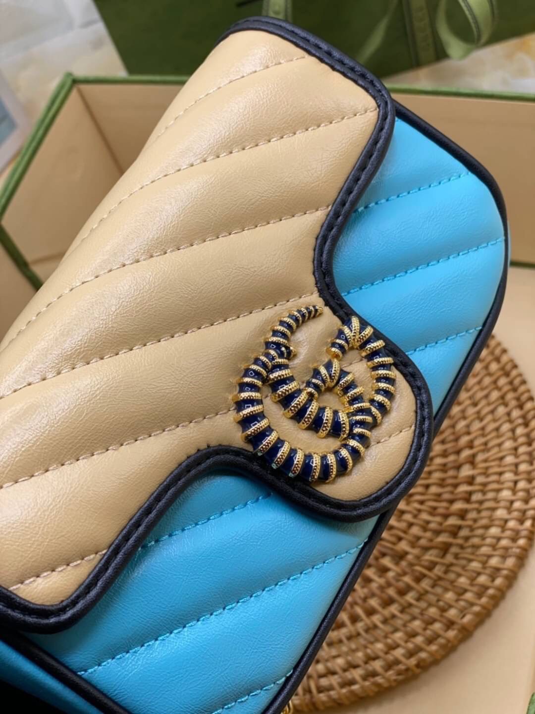 หนังแท้ VIP GIFT 】GUCCI GG Marmont super bag [mini & small] กระเป๋าสะพายข้าง โทนสีสดใสเล่นสีทูโทนตัดกันอย่างลงตัว เฟี๊ยดมากค่ะ ไซส์กะทัดรัด พกพาง่าย น้ำหนักเบา ดีไซน์สวย ภายในโล่งกว้าง มาพร้อมสายสะพายโซ่อะไหล่ทองในตัว ปรับใช้ได้ทั้งแบบสะพายเดี่ยว และสะพาย