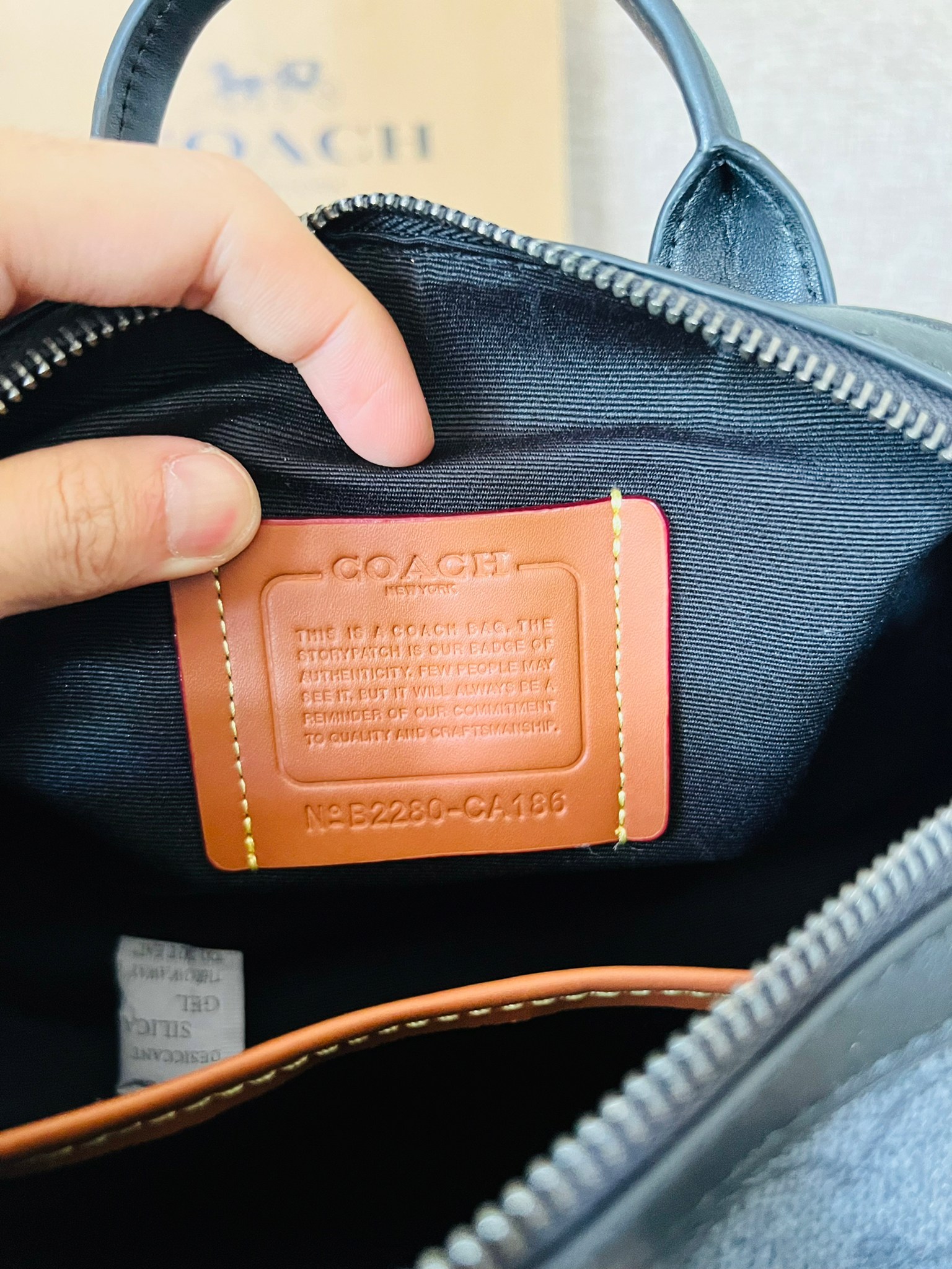 COACH GOTHAM DUFFLE 24 IN SIGNATURE CANVAS CA186 กระเป๋าทรงหมอนรุ่นใหม่สุด 2022 รุ่นนี้สามารถใช้ได้ทั้งชายหญิง หนังแท้อย่างดี นิ่มทรงสวย มากๆค่ะ เปิด-ปิดกระเป๋าแบบซิปคู่ด้านบนมีกระดุมรวบหูหิ้วให้ด้วยนะคะ ภายในกระเป๋าสามารถใส่สัมภาระที่จำเป็นในชีวิตประจำวั