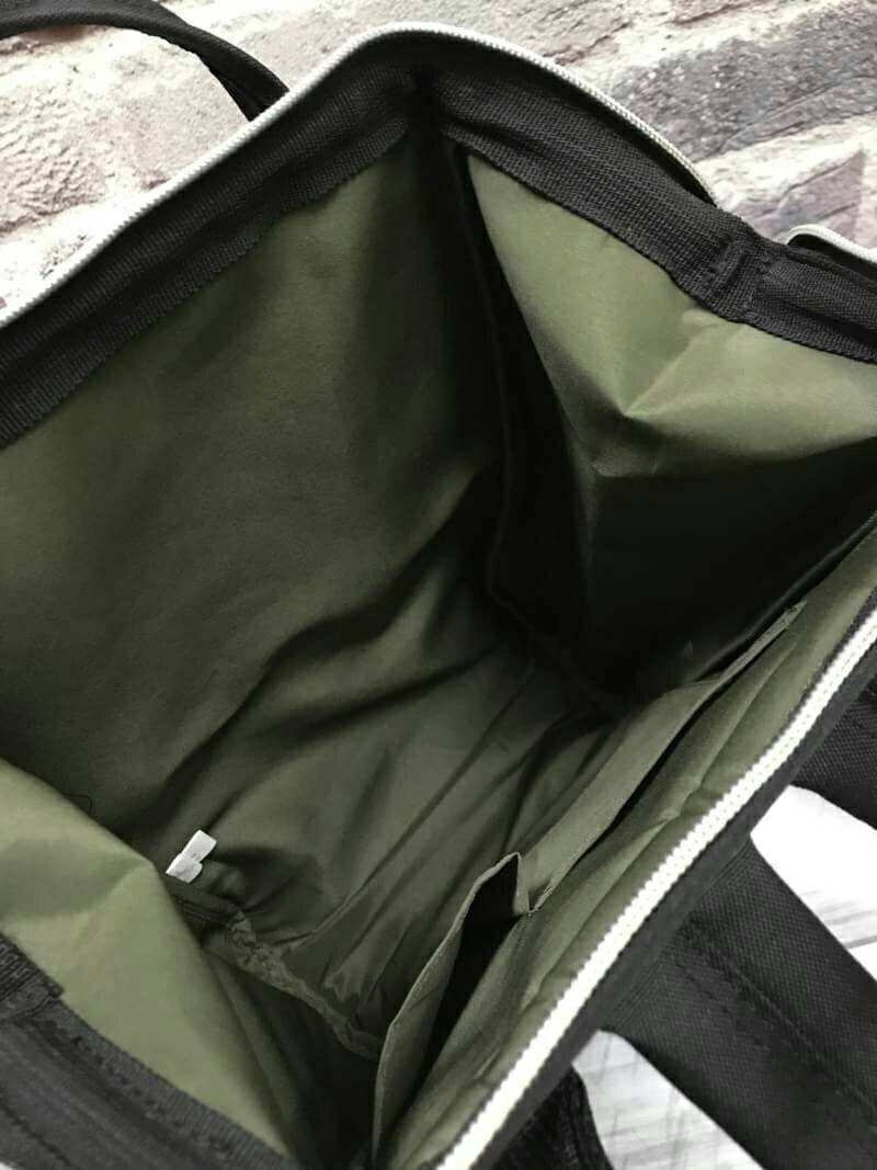 Anello x Walt Disney Mickey & Friends Limited Edition Japan Backpack เป็นการร่วมงานของ anello และวอล์ทดิสนีย์ ที่มาวาดลวดลายลงบนกระเป๋าเป็นตัวละครดิสนีย์ที่มีสีสันน่ารักสดใส วัสดุ canvas คงแบบฉบับที่ปากกระเป๋ามีโครง อีกหนึ่งคอลเลคชั่นที่ควรต้องมีไว้ครอบคร