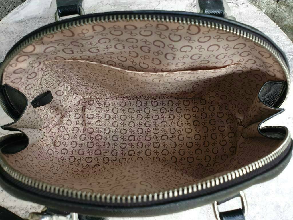 Guess Group Agata Dome Bag กระเป๋ารุ่นใหม่ล่าสุด!!! อวดไอเทมแสนเก๋กับกระเป๋าทรงโดม ทรงยอดนิยม สวยคลาสสิค สุดน่ารัก พิมพ์ลายรอบใบ วัสดุ Saffiano PU คุณภาพดี นิ่ม น้ำหนักเบา ด้านหน้าประดับด้วยโลโก้แบรนด์สวยโดดเด่น เปิดปิดด้วยซิปสะดวกใช้ ด้านในโล่งกว้างมีช่อ