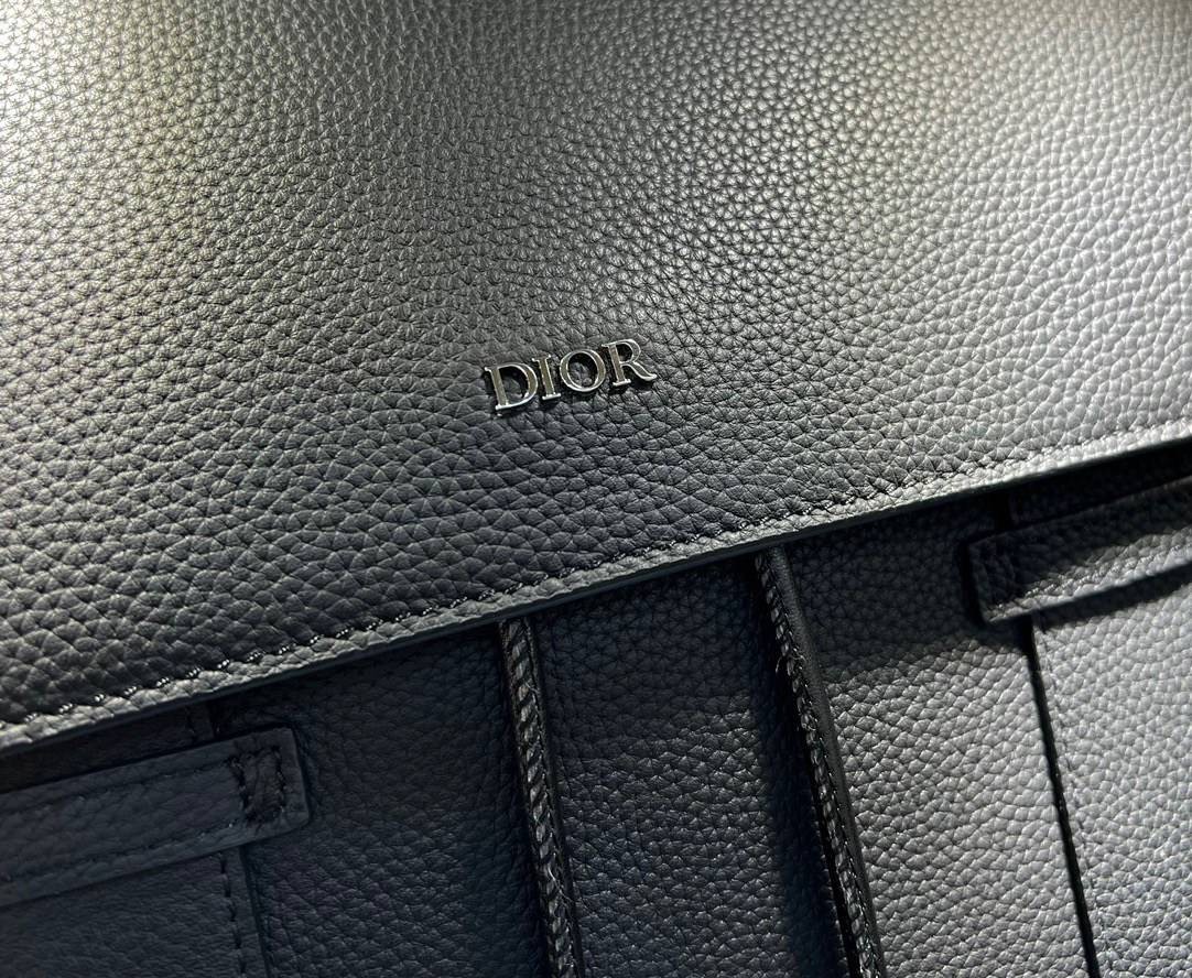 หนังแท้ CHRISTIAN DIOR BLACK GRAINED CALFSKIN MOTION BACKPACK พร้อมส่งที่ไทย กระเป๋าเป้ใบใหม่ โทนสีดำคลาสสิก เกรดเทพออริจินอลหนังแท้ทั้งใบ ภาพสินค้าถ่ายจากงานขายจริง ใช้งานต่างประเทศได้