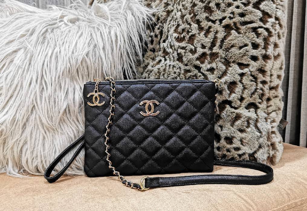 Chanel Crossbody Bag VIP Gift With Purchase (GWP) กระเป๋าสะพายพรีเมี่ยมกิ้ฟจาก Chanel Cosmetic Counter DutyFree วัสดุหนังคาเวียร์สวยหรูเปิดปิดด้วยซิปโลโก้แบรนด์สีทองสะดวกใช้ ด้านหน้ามีโลโก้ ด้านหลังมีช่องใส่ของ ภายในมีช่องซิป ใส่มือถือ ธนบัตร เครื่องสำอาง