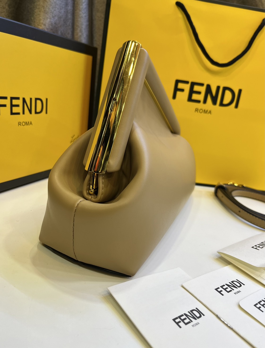 พร้อมส่ง 6 สี FENDI First Midi bag กระเป๋าทรงคลัชมาพร้อมสายสะพาย รูปลักษณ์สวยงามทันสมัย 🧡 เกรดออริจินอล 1:1 สลับแท้ ใช้งานต่างประเทศได้