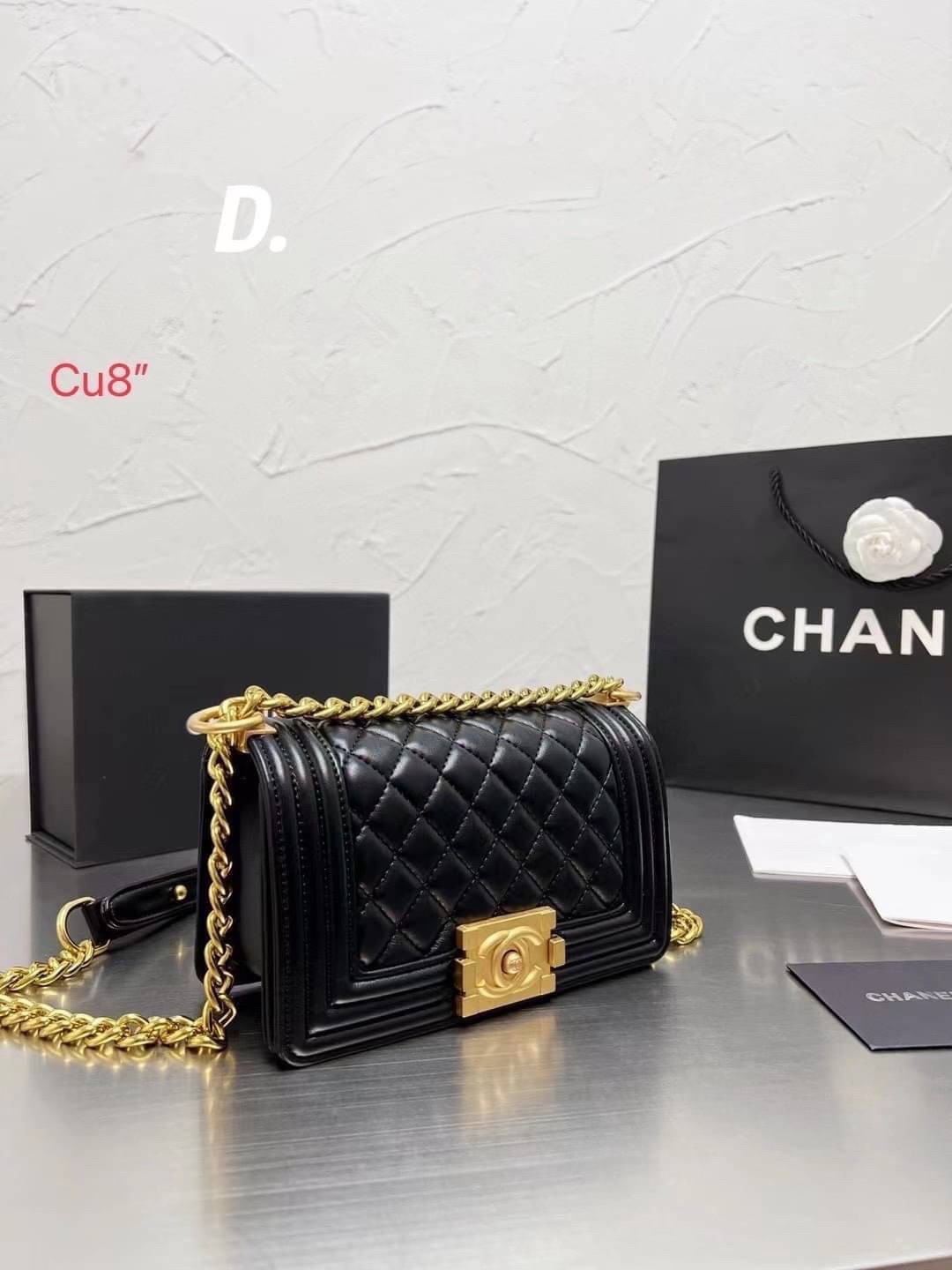 CHANEL BOY 8" กระเป๋าสะพายทรงคลาสสิค มีงานหนังเรียบ และหนังคาเวียร์ อะไหล่เงิน/ทอง ตามรูป สวยหรูมาแต่ไกล สามารถสะพายออกงานได้หลายโอกาส สวยงามไม่ผิดหวังค่ะ
