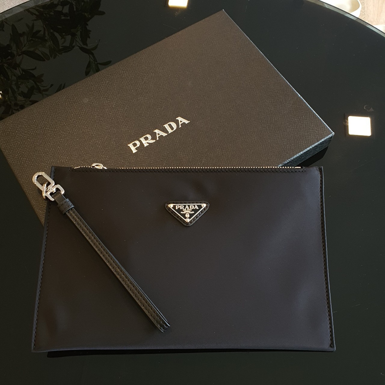 PRADA Clutch Bag / Prada Re-Nylon Logo-Plaque Clutch Bag - Black รุ่นใหม่พร้อมส่ง! กระเป๋าคลัชต์ กระเป๋าคล้องมือ แบรนด์ Prada อีกรุ่นที่ขนาดกำลังน่ารัก ตัวกระเป๋า เป็น Nylon เต็มใบ กันน้ำ