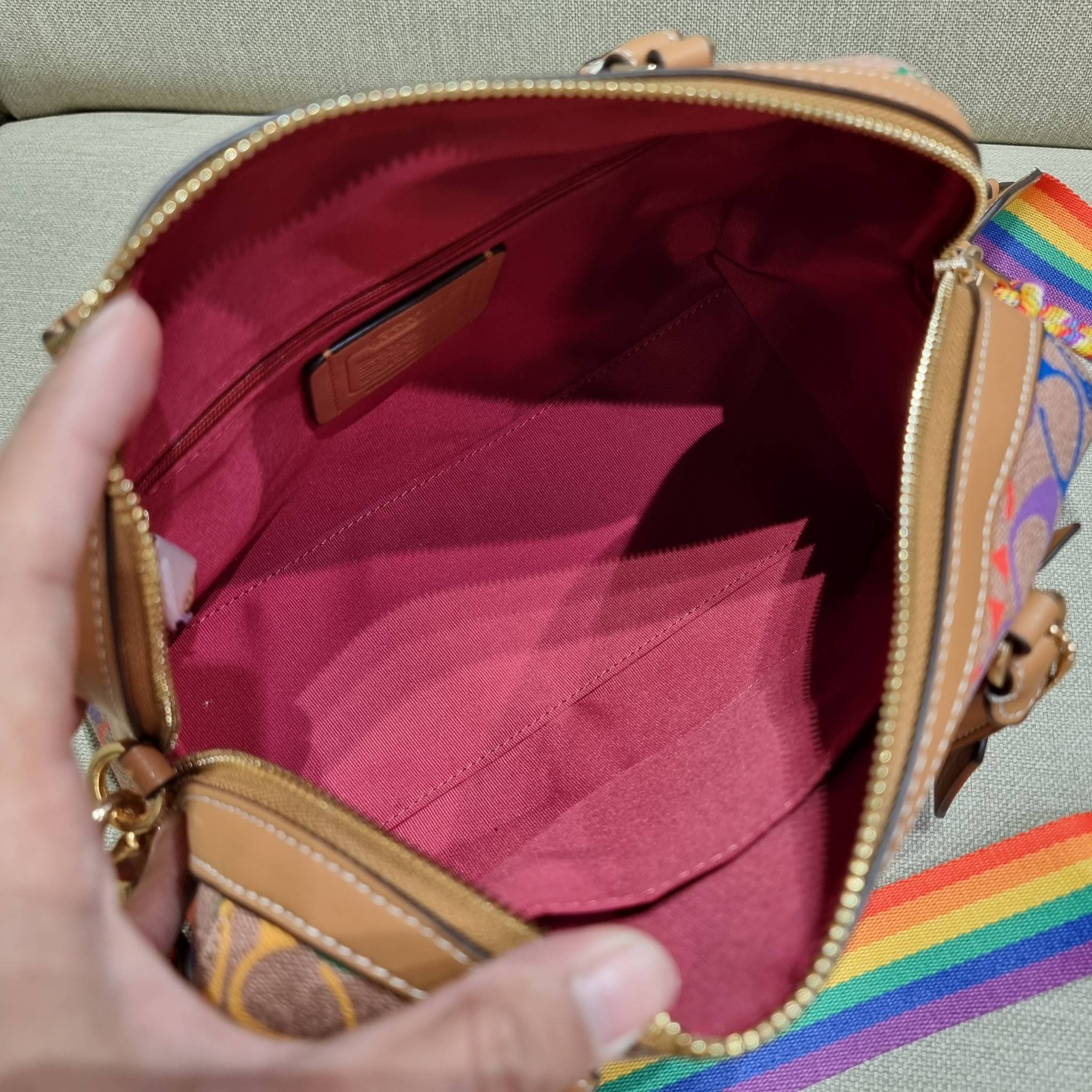 COACH C4396 ROWAN SATCHEL IN RAINBOW SIGNATURE CANVAS กระเป๋าทรงหมอนยอดฮิต คอลเลคชั่นที่สวยโดดเด่น ด้วยดีไซน์เรนโบว์ สดใส!! รูปทรงสวยงาม คลาสสิค และใช้งานได้อย่างกระฉับกระเฉง วัสดุหนังแคนวาสเคลือบลาย ทนทาน ภายในโล่งกว้าง มีช่องซิปและแบ่งสัดส่วนได้ลงตัว บอ