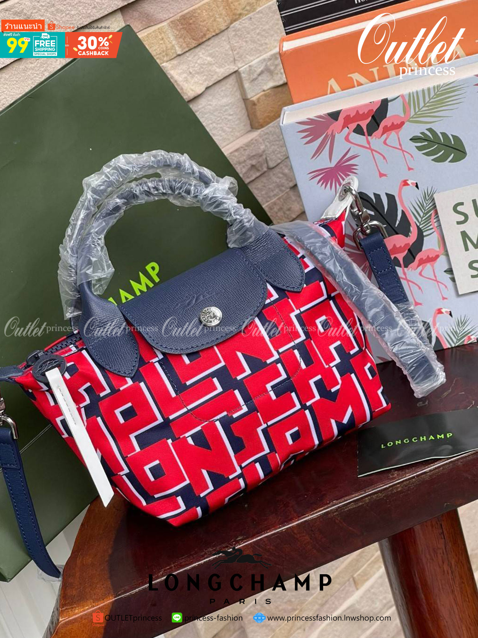 LONGCHAMP LE PLIAGE COLLECTION TOP HANDLE BAG XS พบกับคอลเลคชั่นใหม่ล่าสุด มีดีไซน์ที่เรียบหรูและคลาสสิก แฝงด้วยลูกเล่นแบบเฟมินีน แถมยังมีน้ำหนักเบาอย่างไม่น่าเชื่อ มาพร้อมกับหูจับกระเป๋าคู่และฝาปิดแบบกระดุม กระเป๋าถือใบนี้สามารถใช้ถือแบบทั่วไป มีสายสะพาย