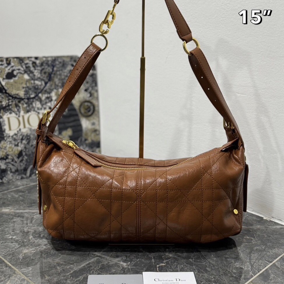 Dior Medium D-Journey Bag 35cm กระเป๋าสะพายนิยามใหม่ดีไซน์ทันสมัย โดดเด่นด้วยรูปทรงโฮโบที่มาพร้อมกับดีไซน์ที่นุ่มนวลและทันสมัย ดีเทลดูดีมีกิมมิคในตัว ภายในโล่งกว้าง