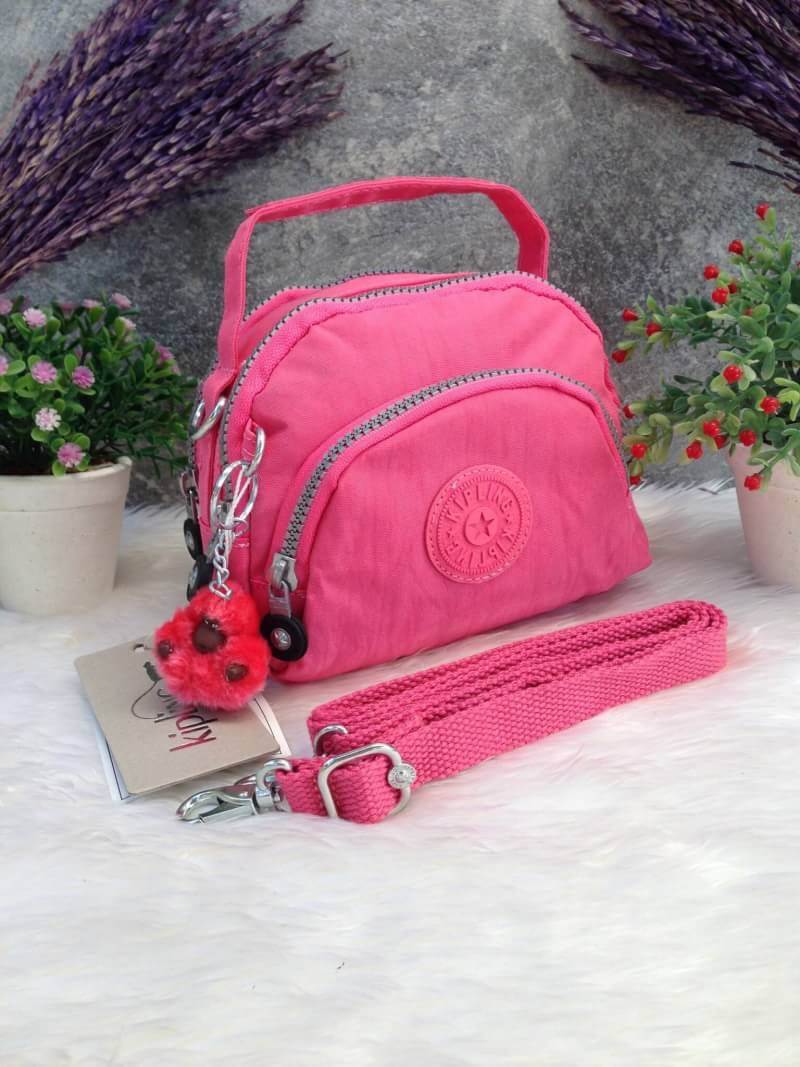 Kipling Mini Shoulder Bag K13869 Outlet Hongkong กระเป๋าสะพายไหล่ใบเล็กน่ารัก วัสดุผ้าไนล่อนกันน้ำอย่างดีตามแบบฉบับแบรนด์ แบ่งเป็นช่องซิป 3 ช่อง มีหูจับ ด้านในบุผ้าแบรนด์ มาพร้อมพวงกุญแจน้องลิง ใบนี้จุของได้เยอะน้ำหนักเบาค่ะ เหมาะมากกับการสะพายไปเที่ยวชิว